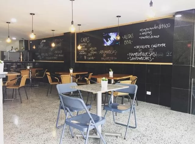 Restaurant/places to eat in Hotel Garden City Boutique