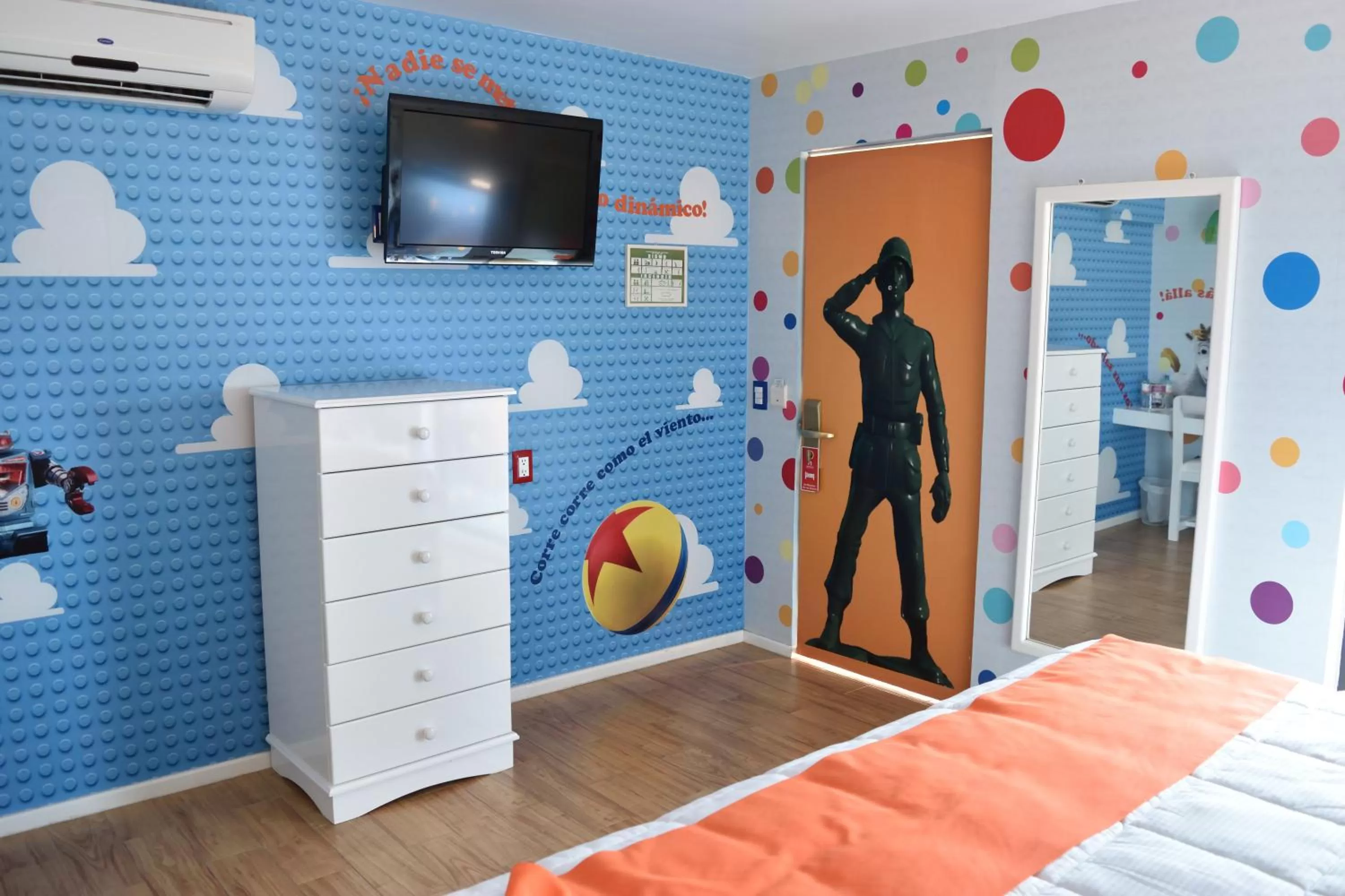 Photo of the whole room, Bed in Hotel Medrano Temáticas and Business Rooms Aguascalientes