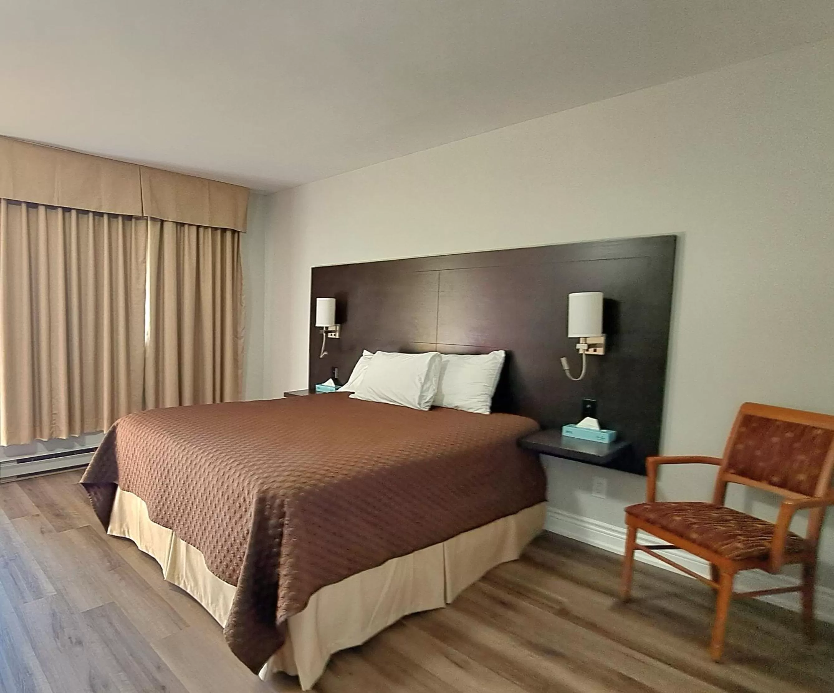 Bed in Cedar Lodge Motel