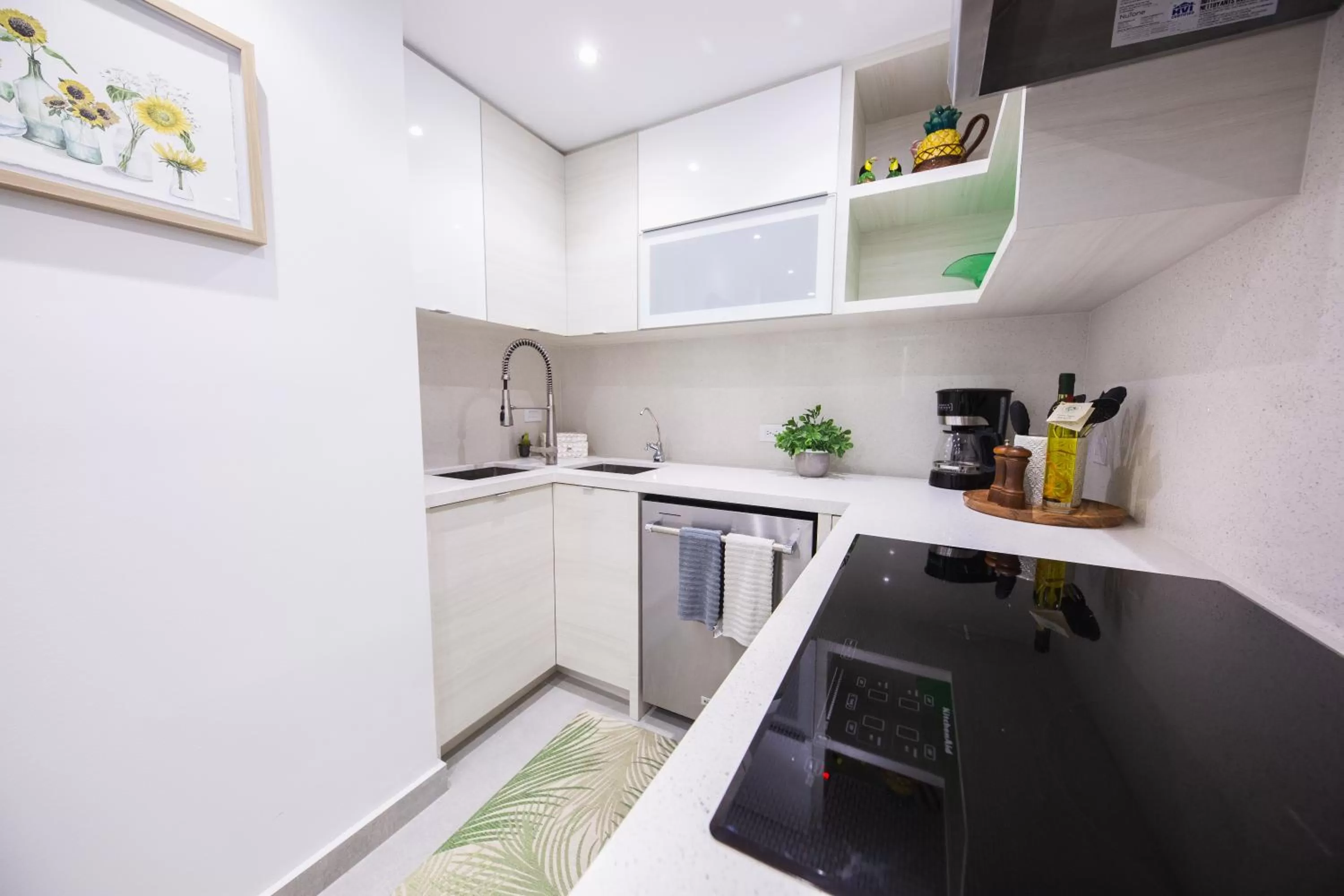 Kitchen or kitchenette in ESJ Towers by Chana