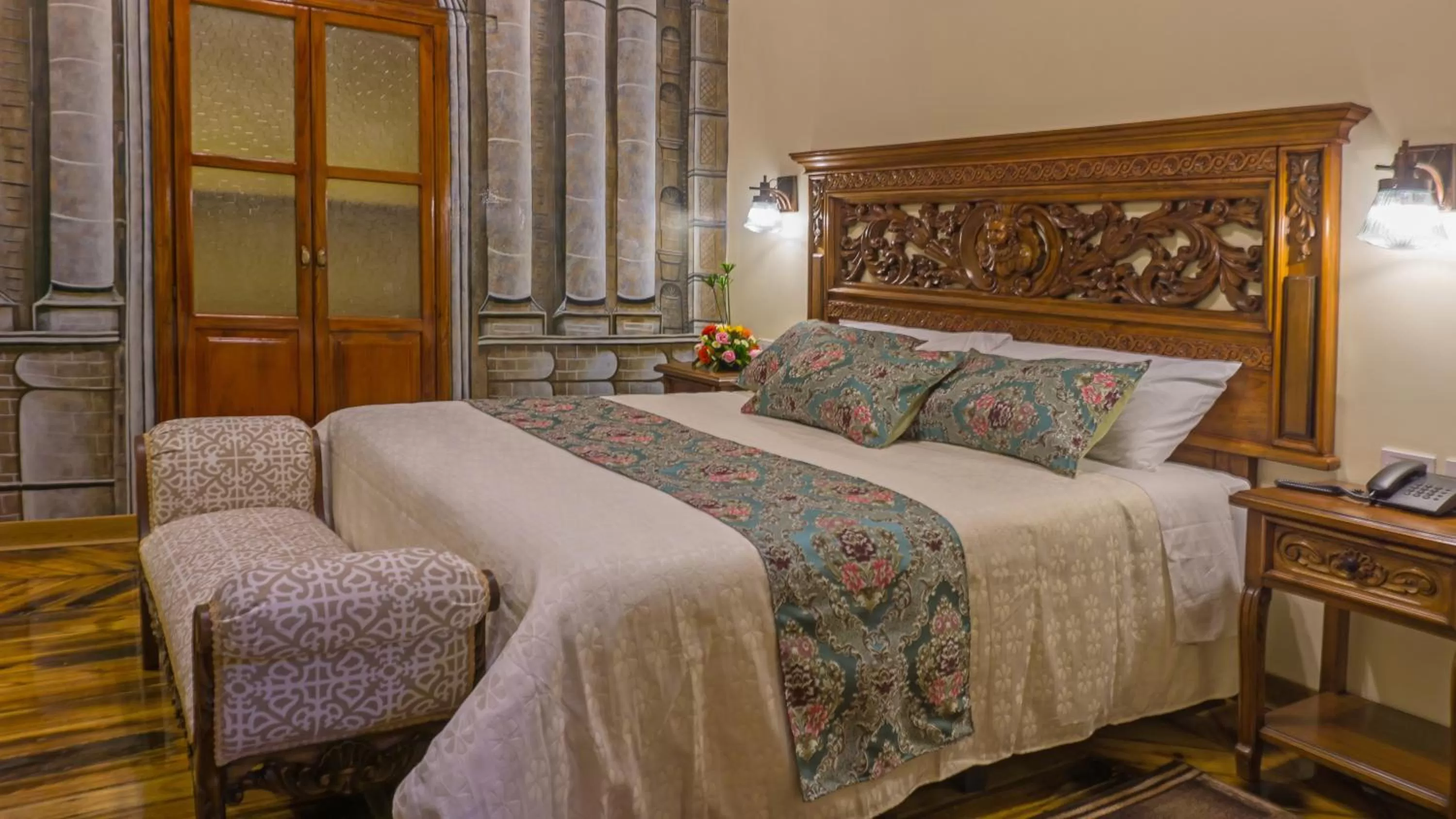 Photo of the whole room, Bed in Hotel La Basílica Quito