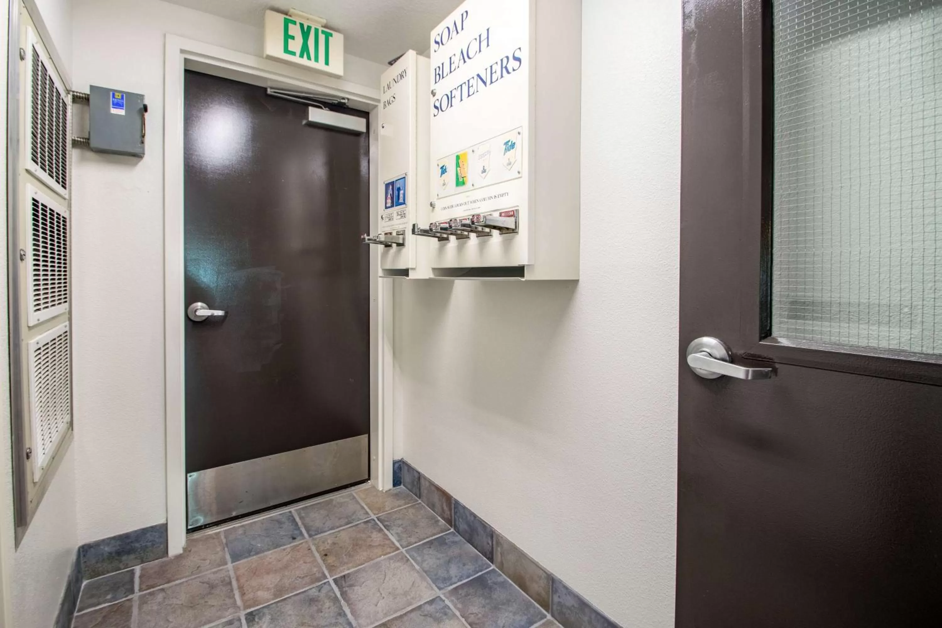 laundry in Motel 6-Portland, OR - North