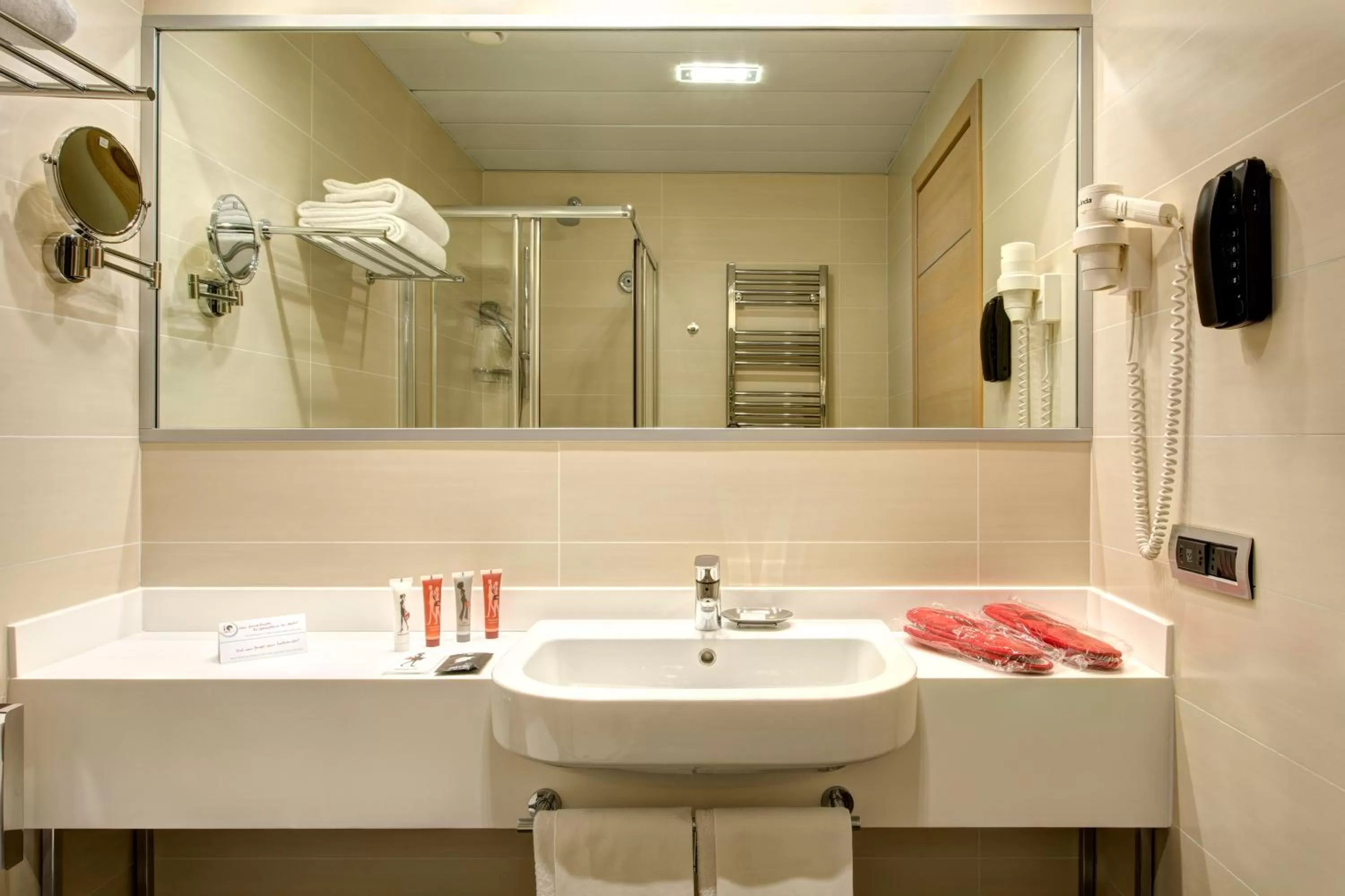 Bathroom in iQ Hotel Roma