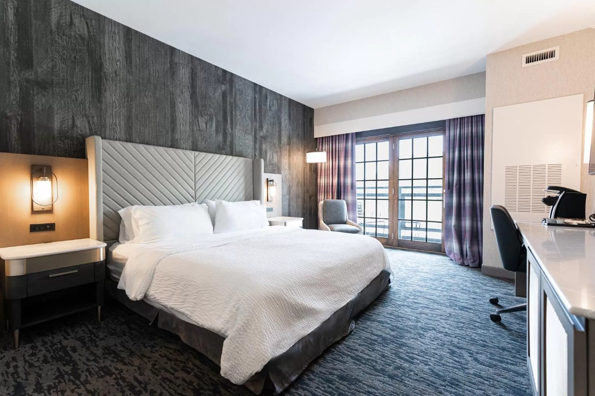 Photo of the whole room, Bed in Holiday Inn Resort Deadwood Mountain Grand by IHG