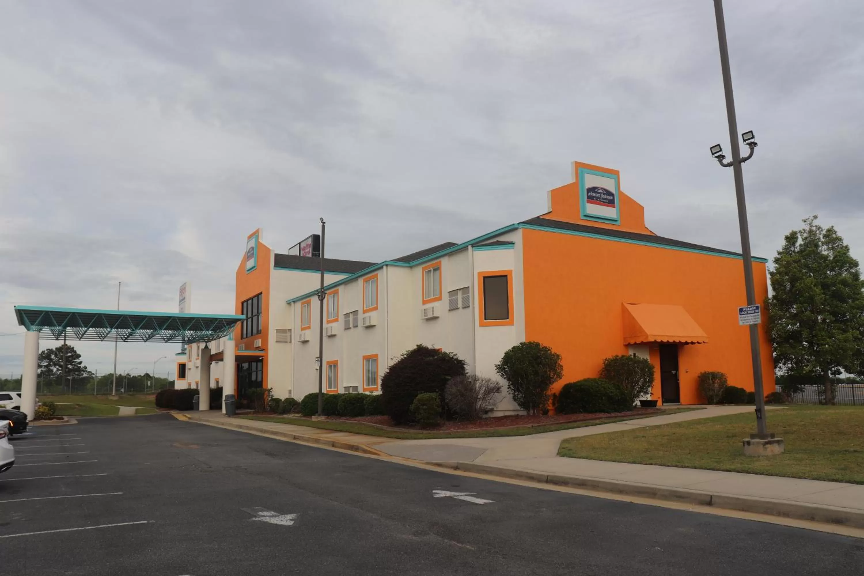 Property building in Howard Johnson by Wyndham Tifton GA I-75
