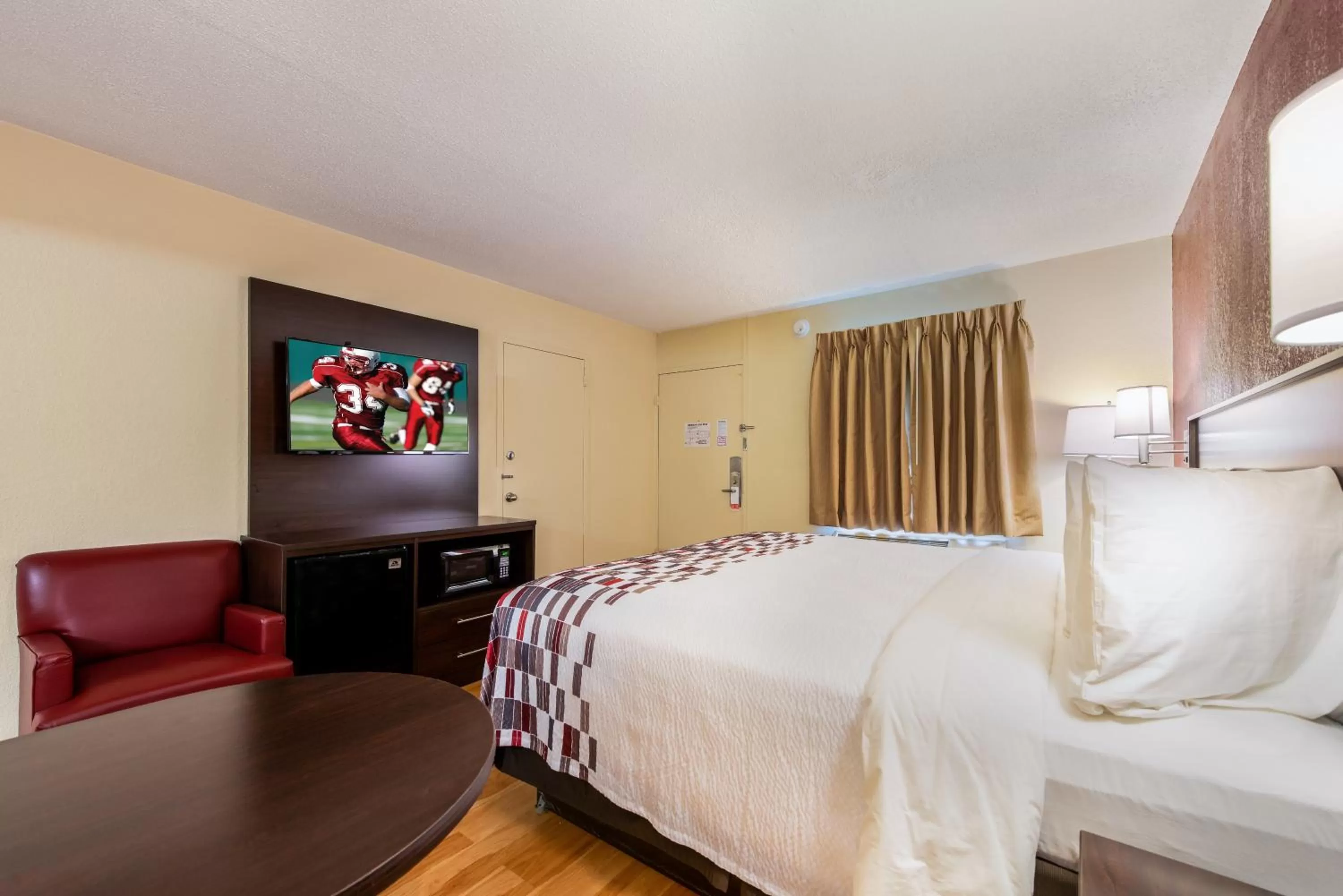 Bedroom, Bed in Red Roof Inn Marion, IN