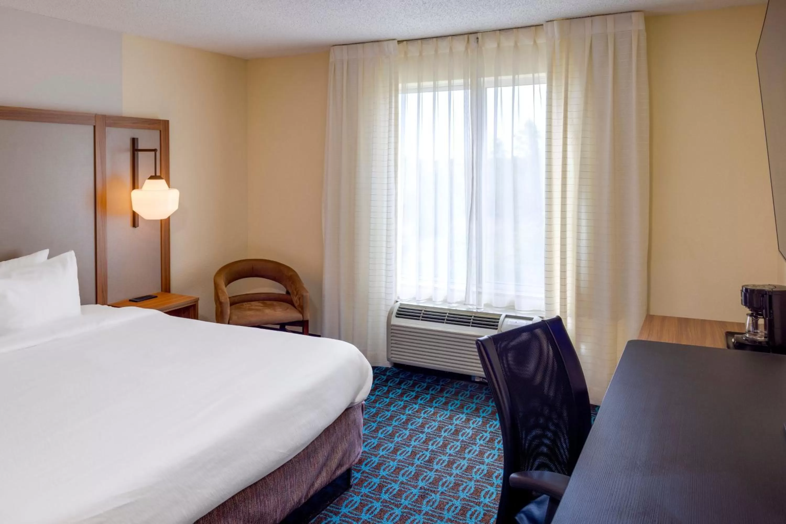Photo of the whole room, Bed in Fairfield Inn & Suites by Marriott Edmond