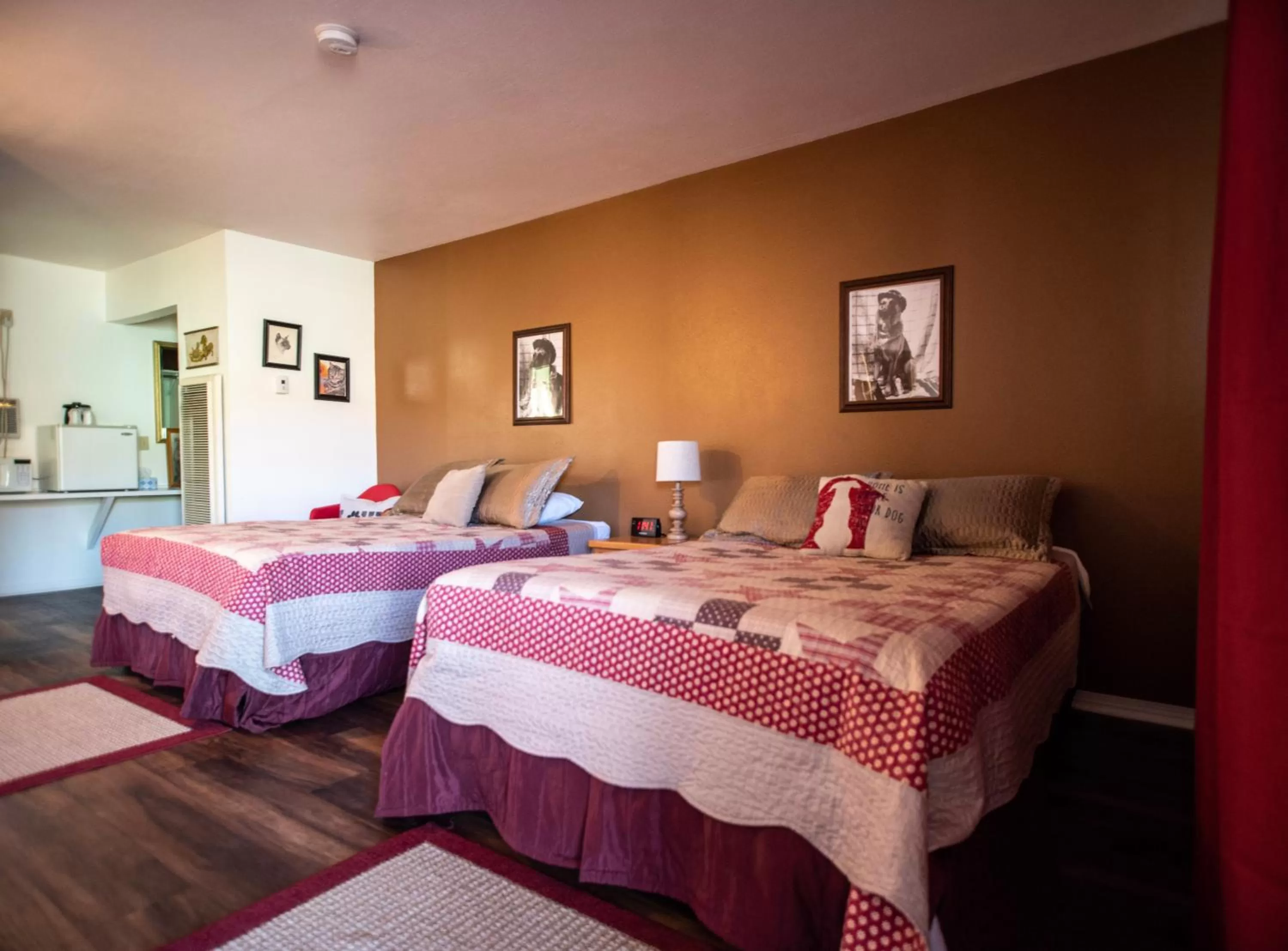 Decorative detail, Bed in Raton Pass Motor Inn