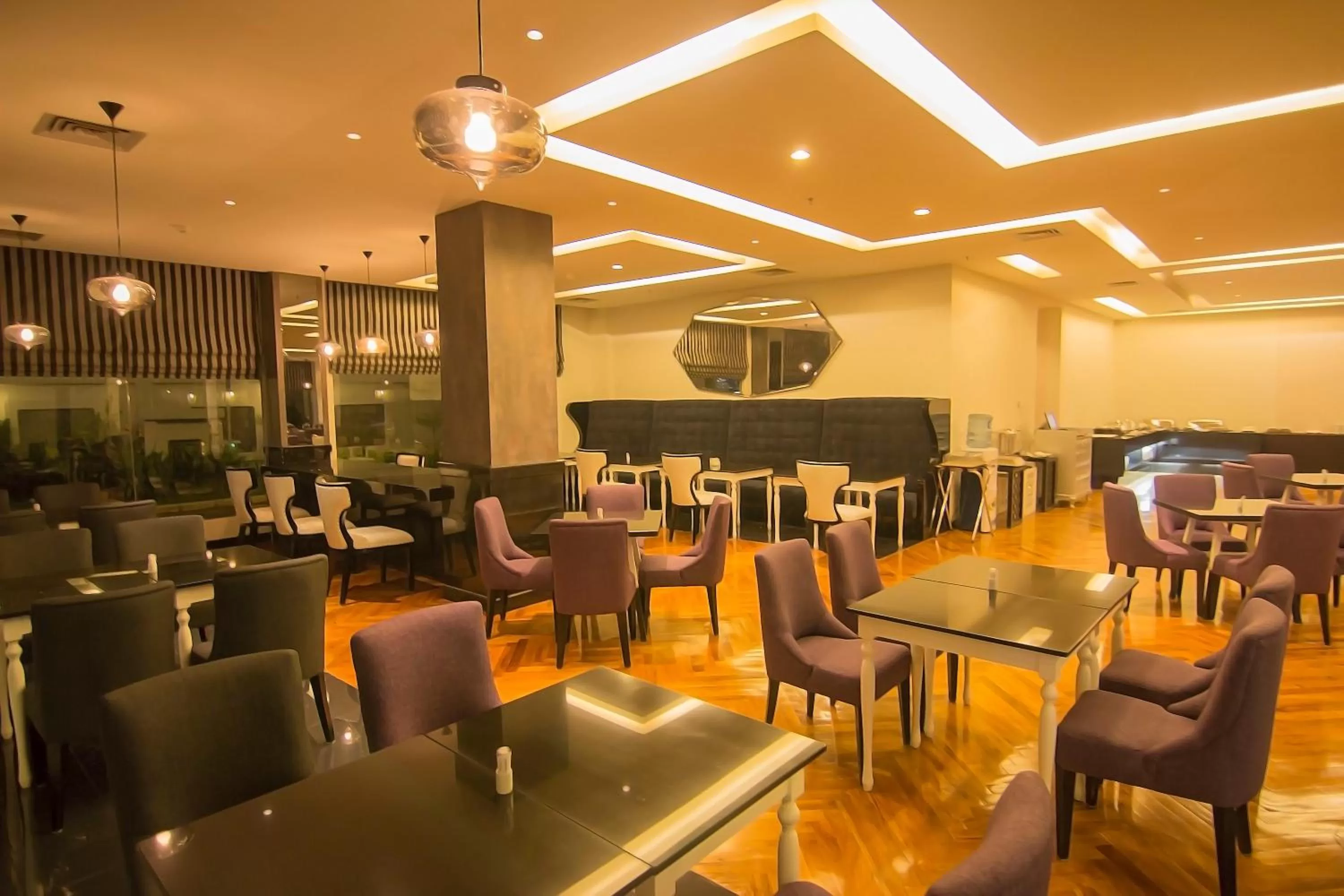 Restaurant/places to eat in Hotel Diradja