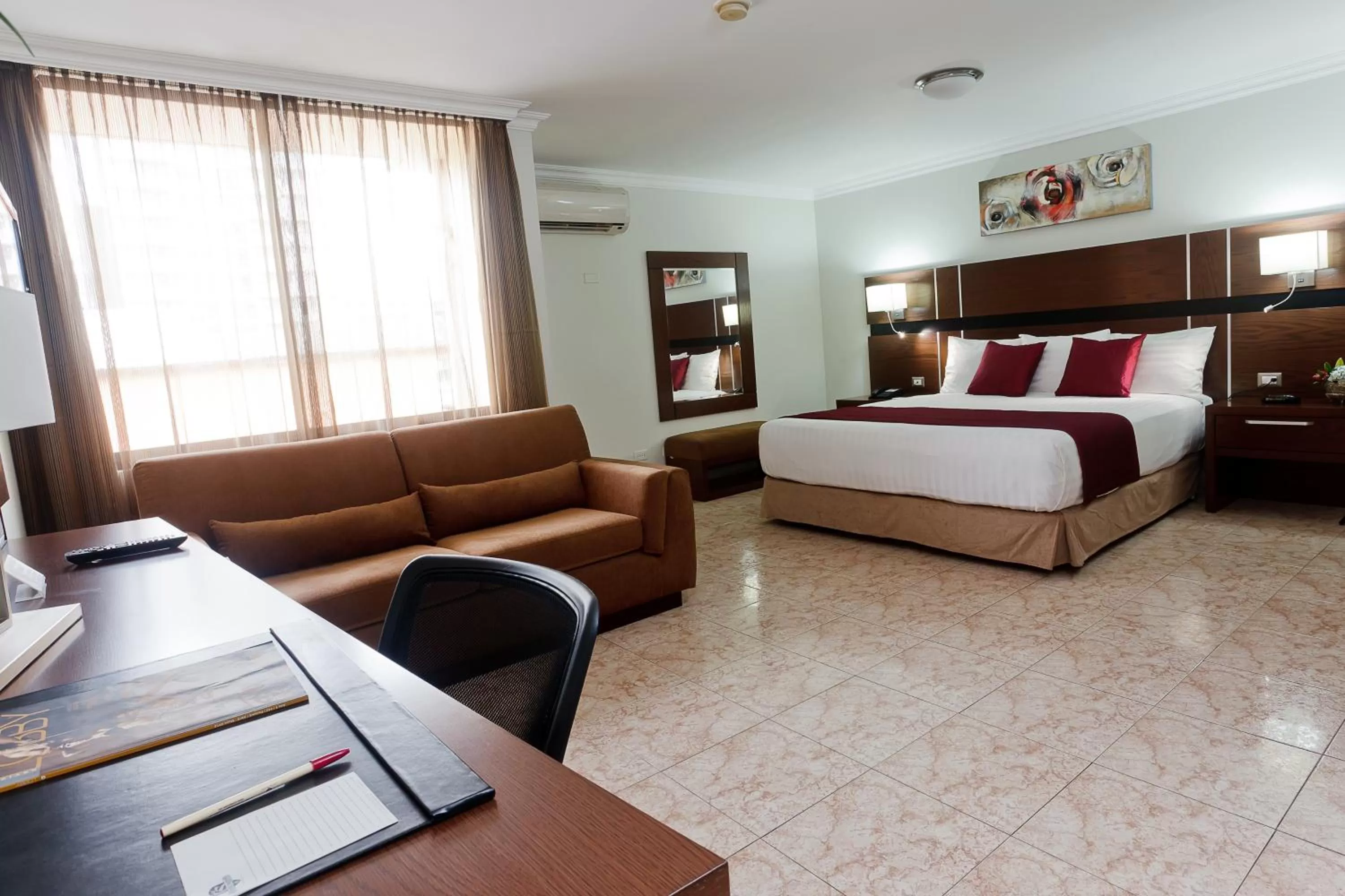 Executive King Suite in Hotel Coral Suites