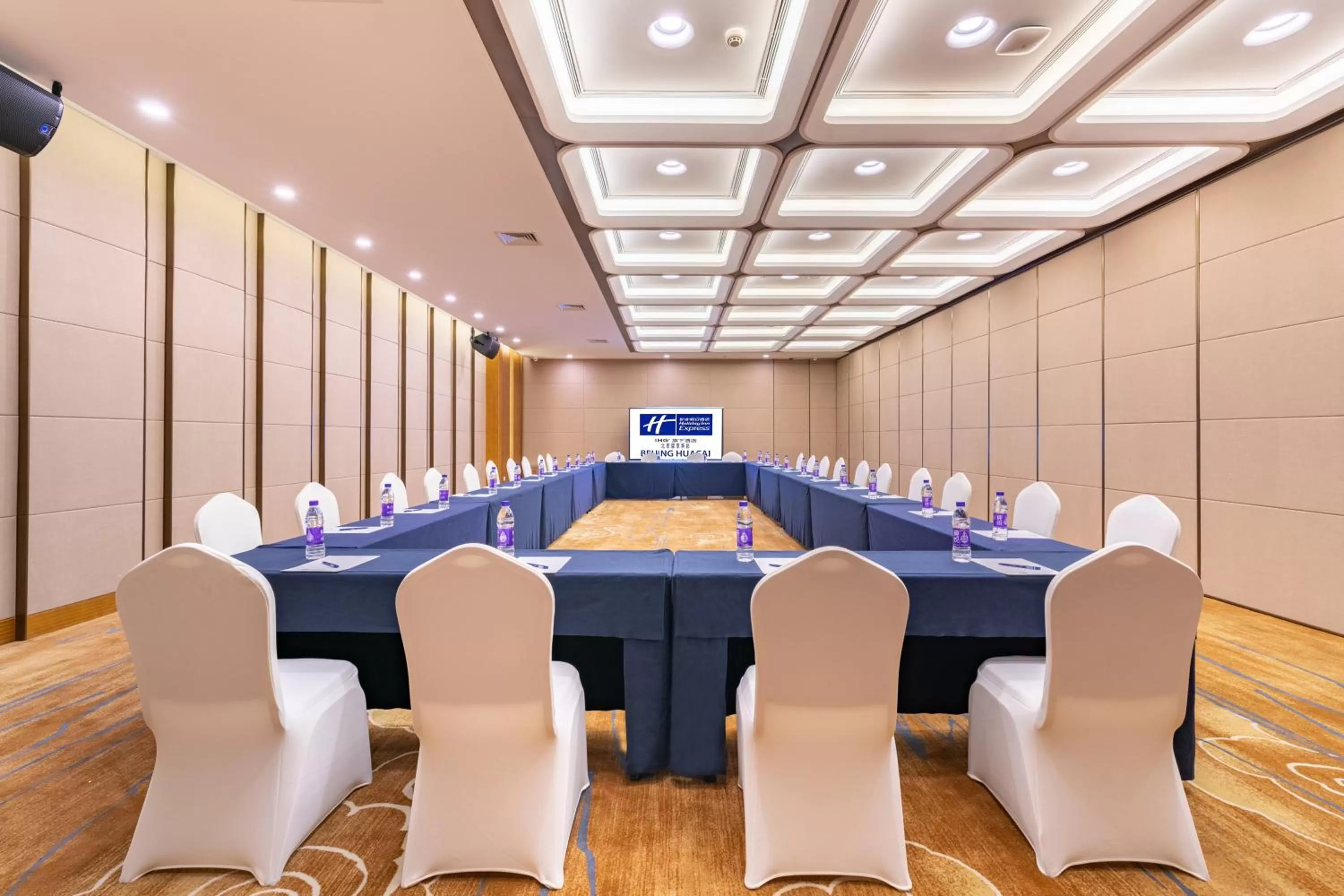 Meeting/conference room in Holiday Inn Express Beijing Huacai by IHG