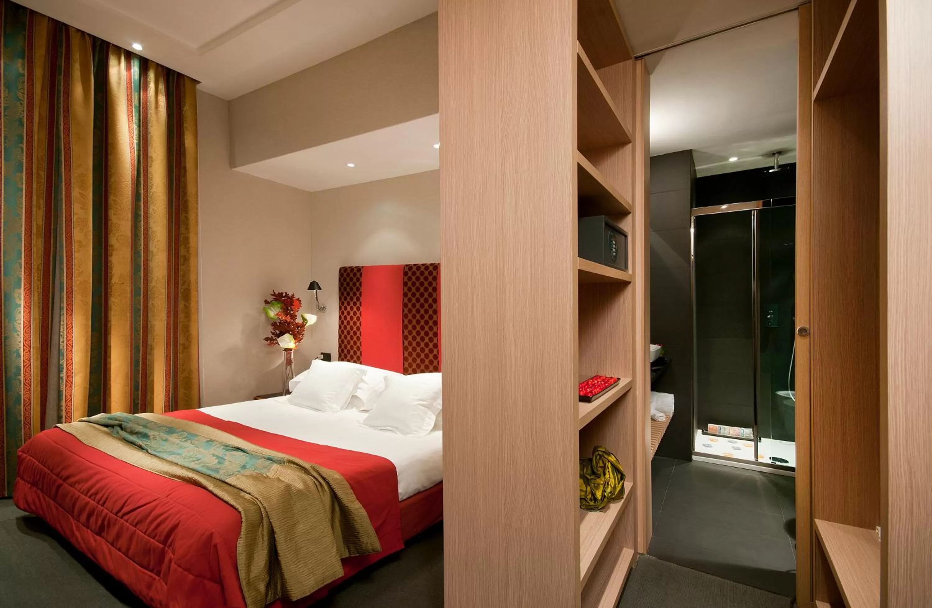 Photo of the whole room, Bed in Alpi Hotel