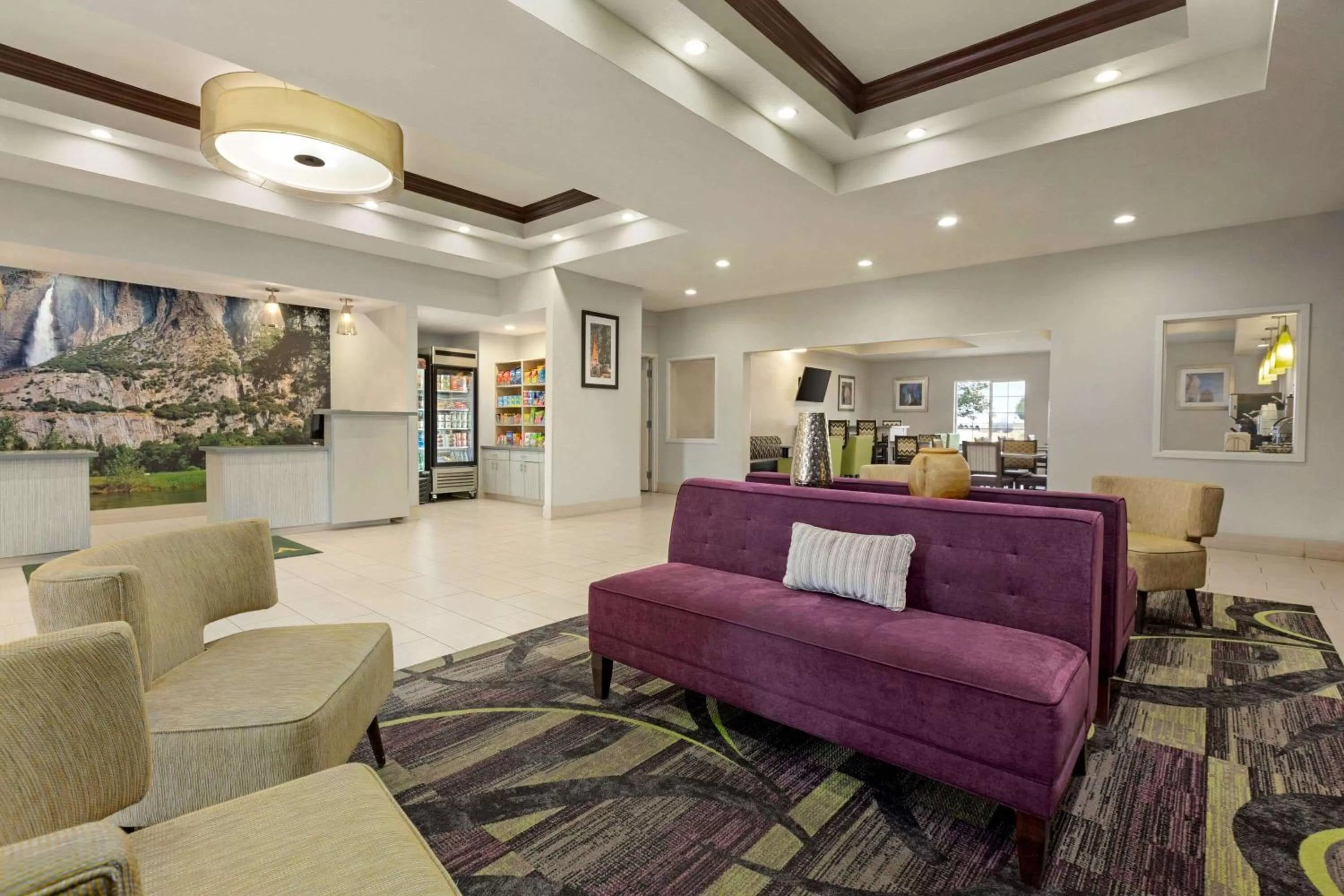 Lobby or reception in La Quinta by Wyndham Fresno Northwest