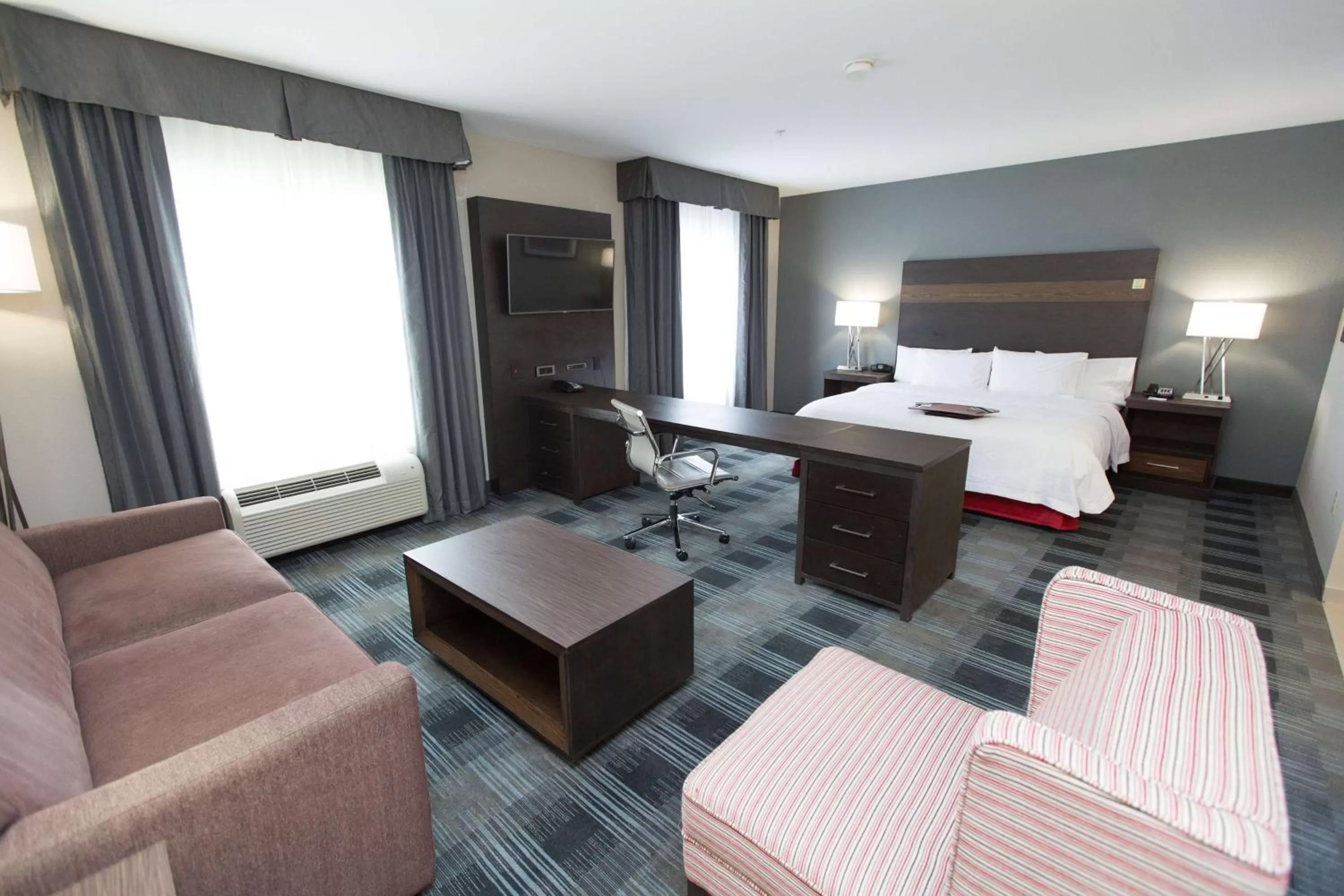 Bed in Hampton Inn & Suites Oklahoma City Airport