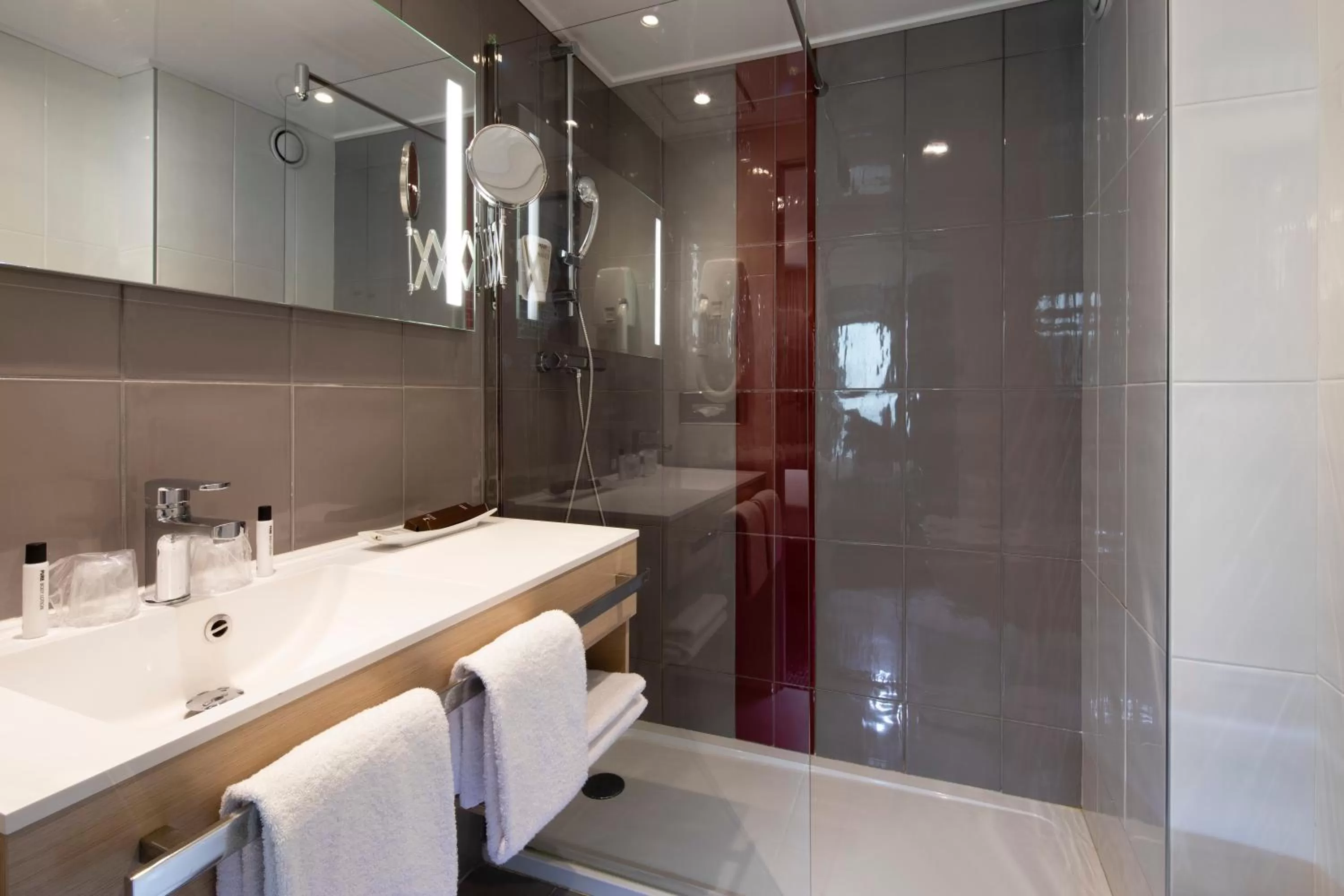 Shower in Paris Bastille