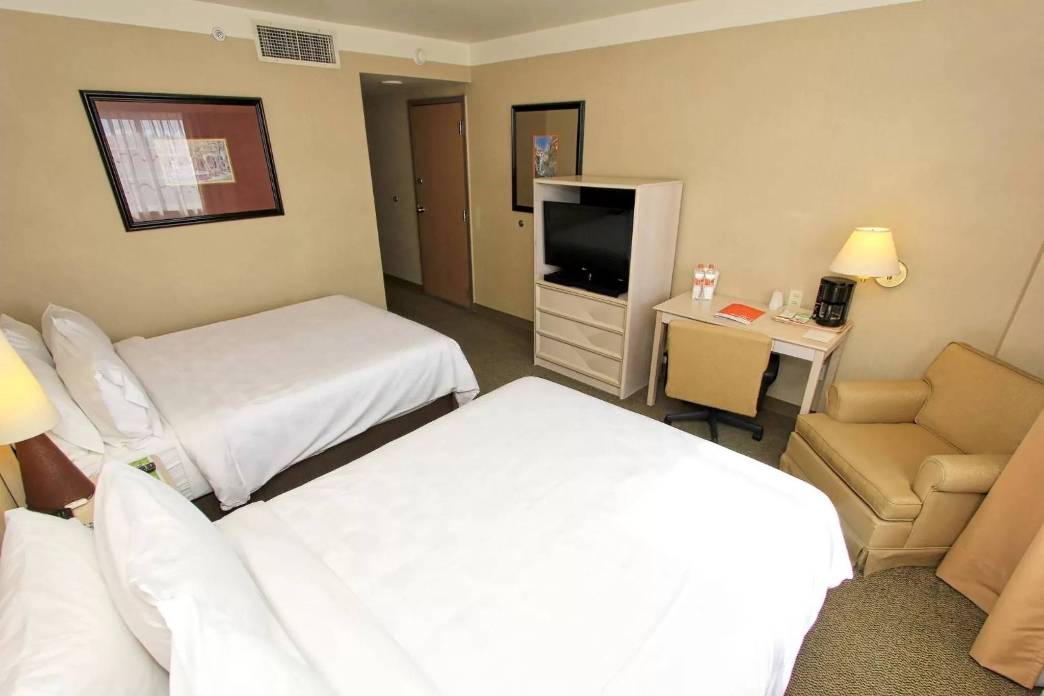 Photo of the whole room, Bed in Holiday Inn Leon-Convention Center by IHG