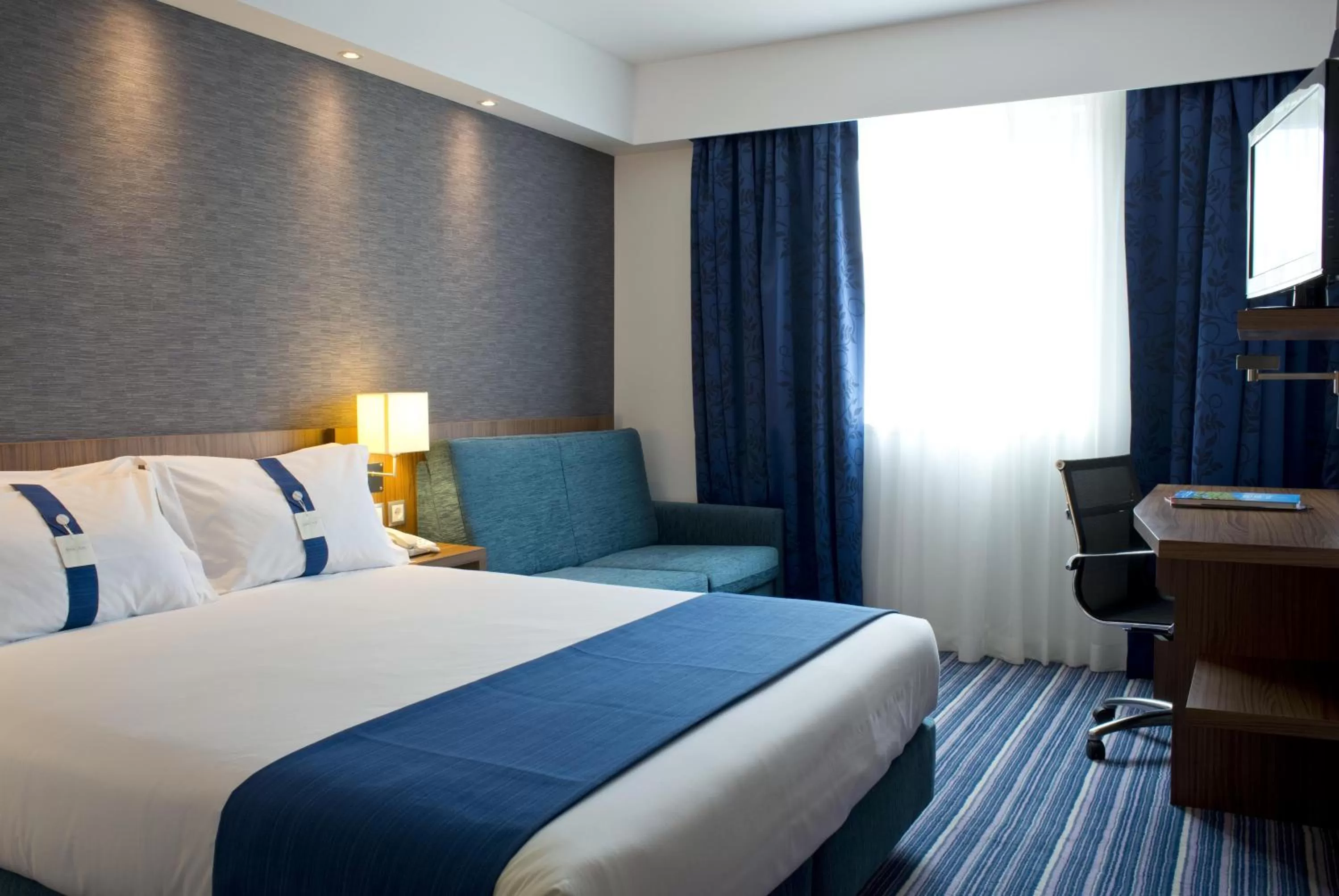 Photo of the whole room, Bed in Holiday Inn Express Wakefield by IHG