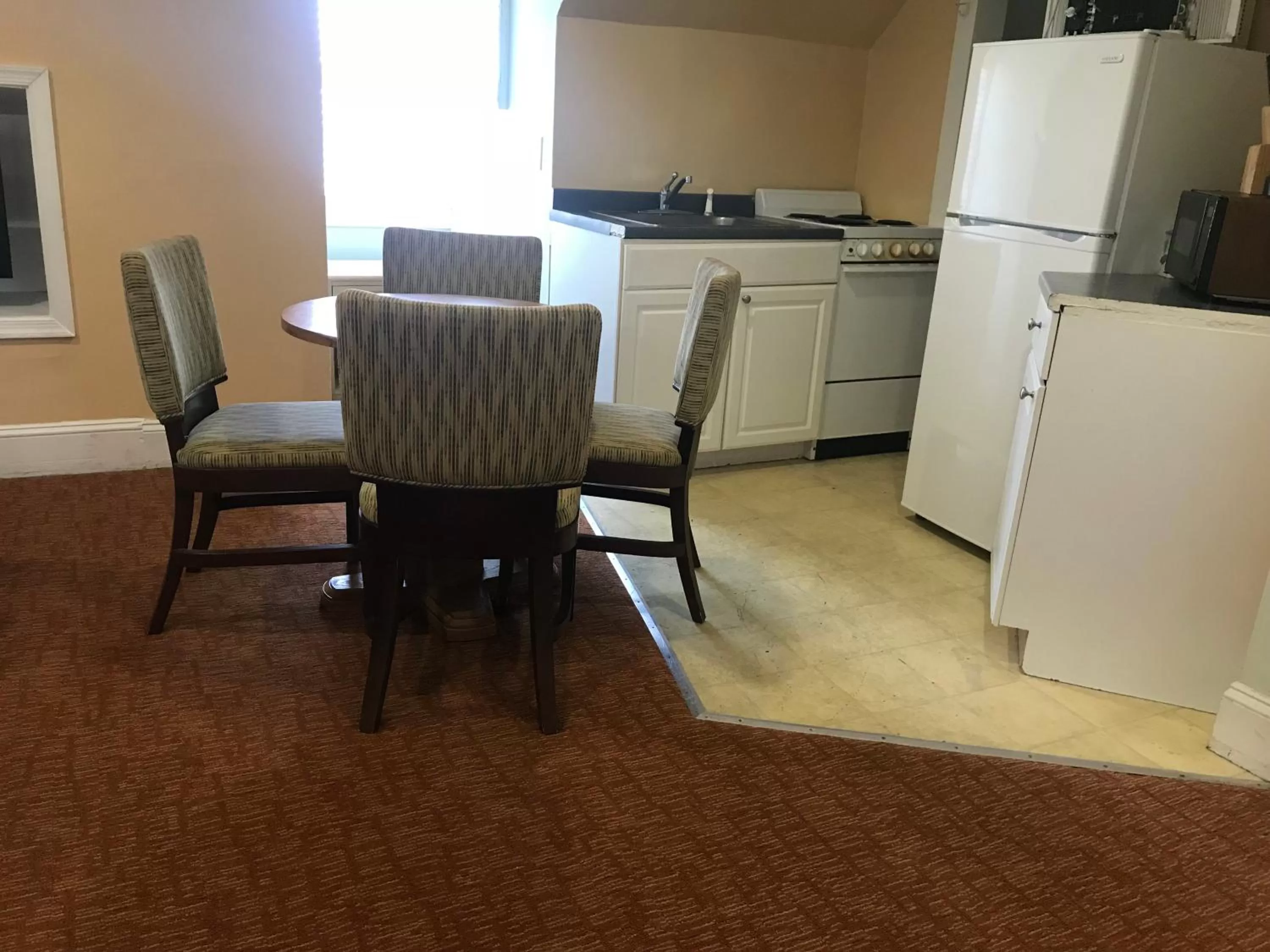 Coffee/tea facilities, Dining Area in Ocean Lodge Hotel & Apartments