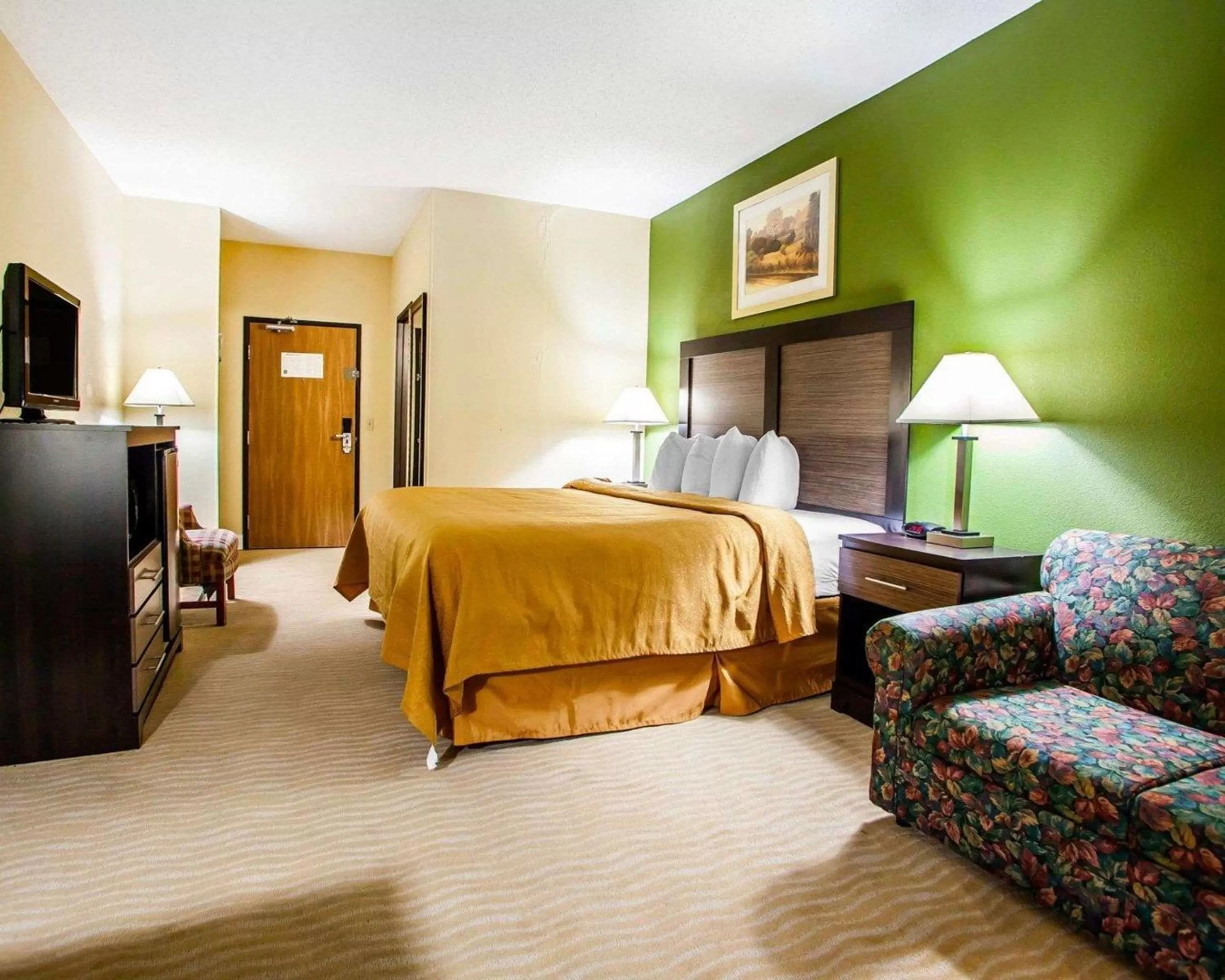 Photo of the whole room, Bed in Quality Inn & Suites Champaign North - Urbana
