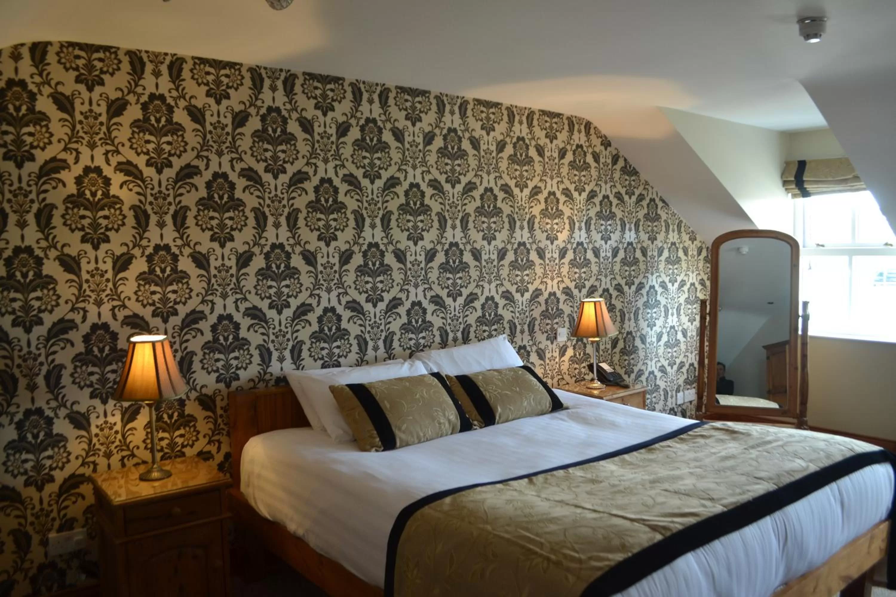 Bed in Walsh's Hotel and Apartments