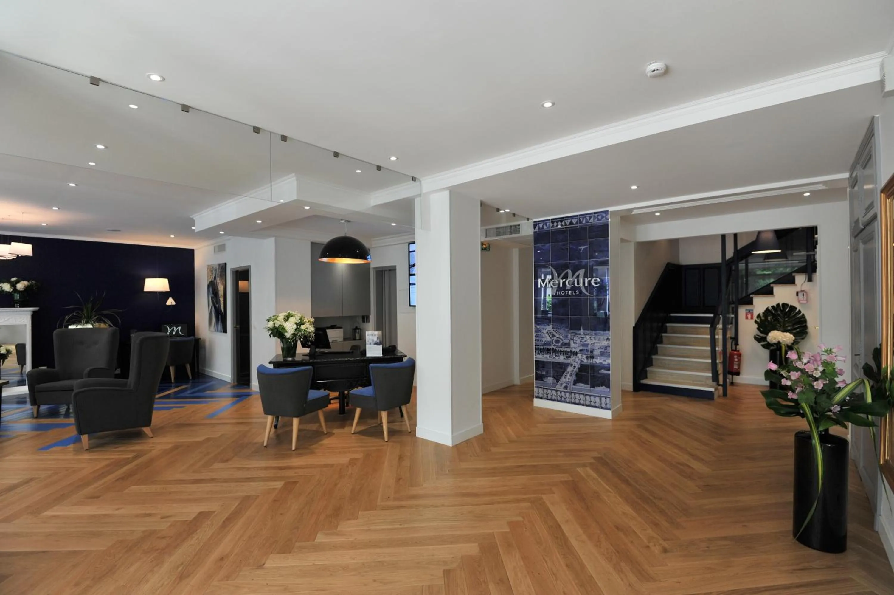 Lobby or reception in Mercure Paris Saint Cloud Hippodrome