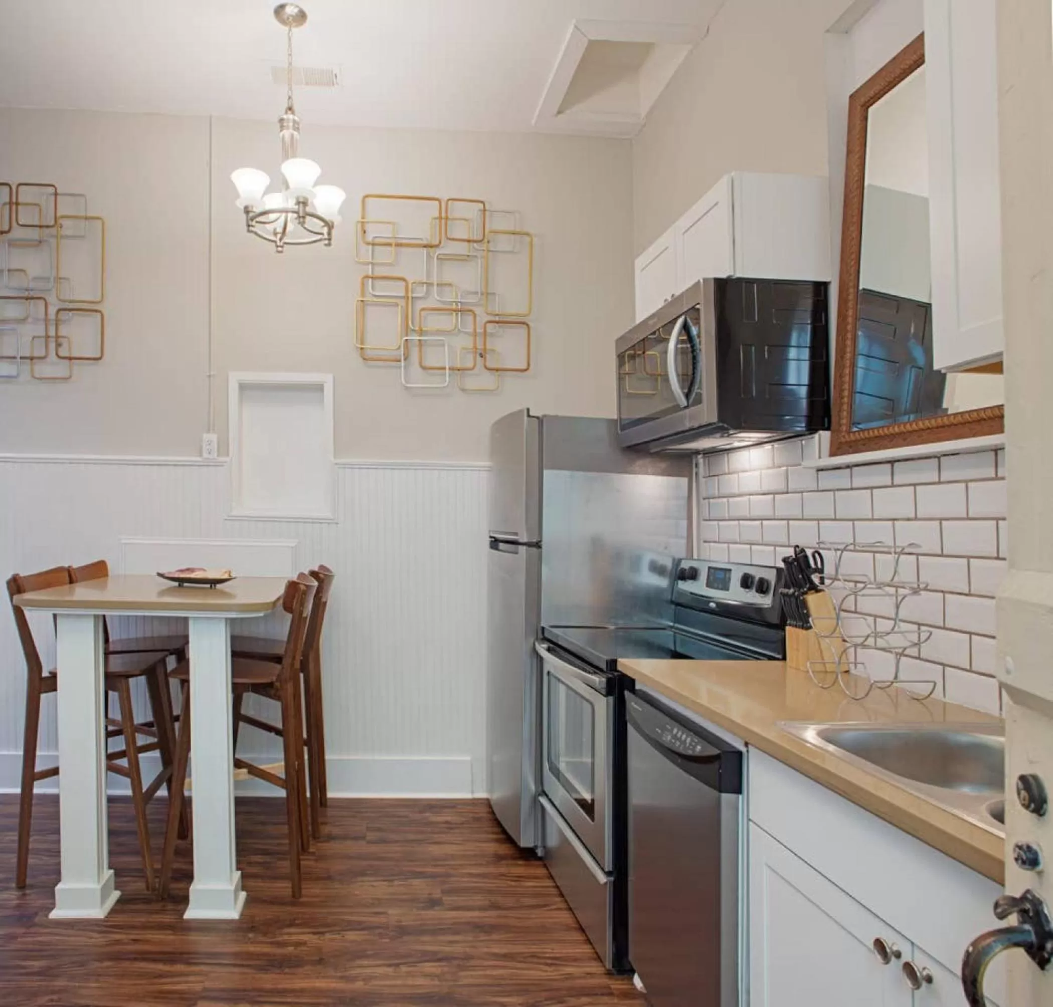 Kitchen or kitchenette, Kitchen/Kitchenette in 101 E Waldburg - Cozy Cottage just off of Forsyth Park