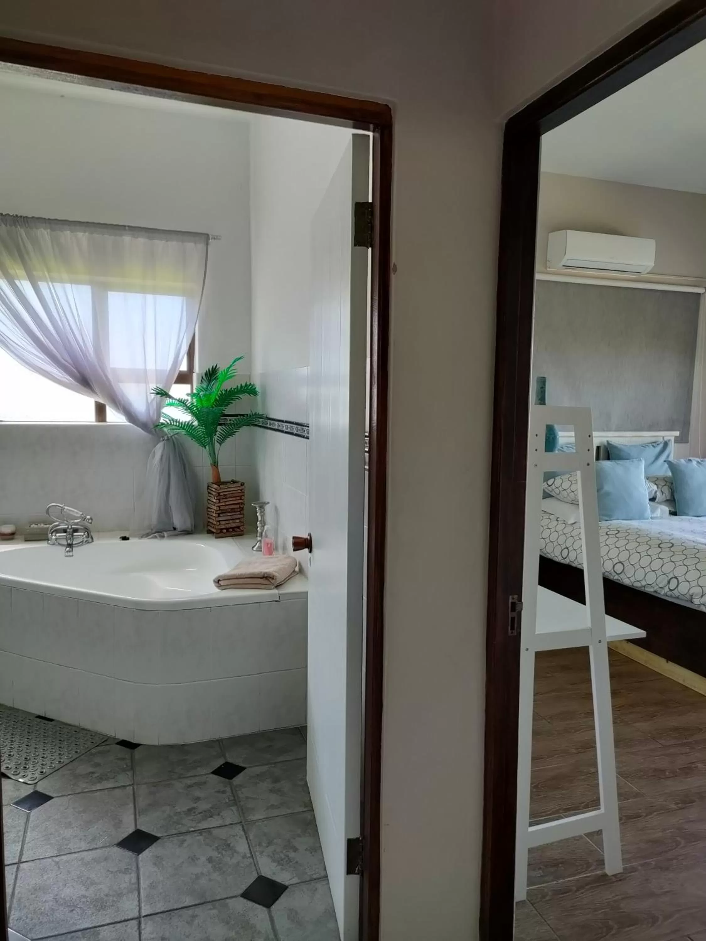 Bathroom, Bed in Cove View B&B