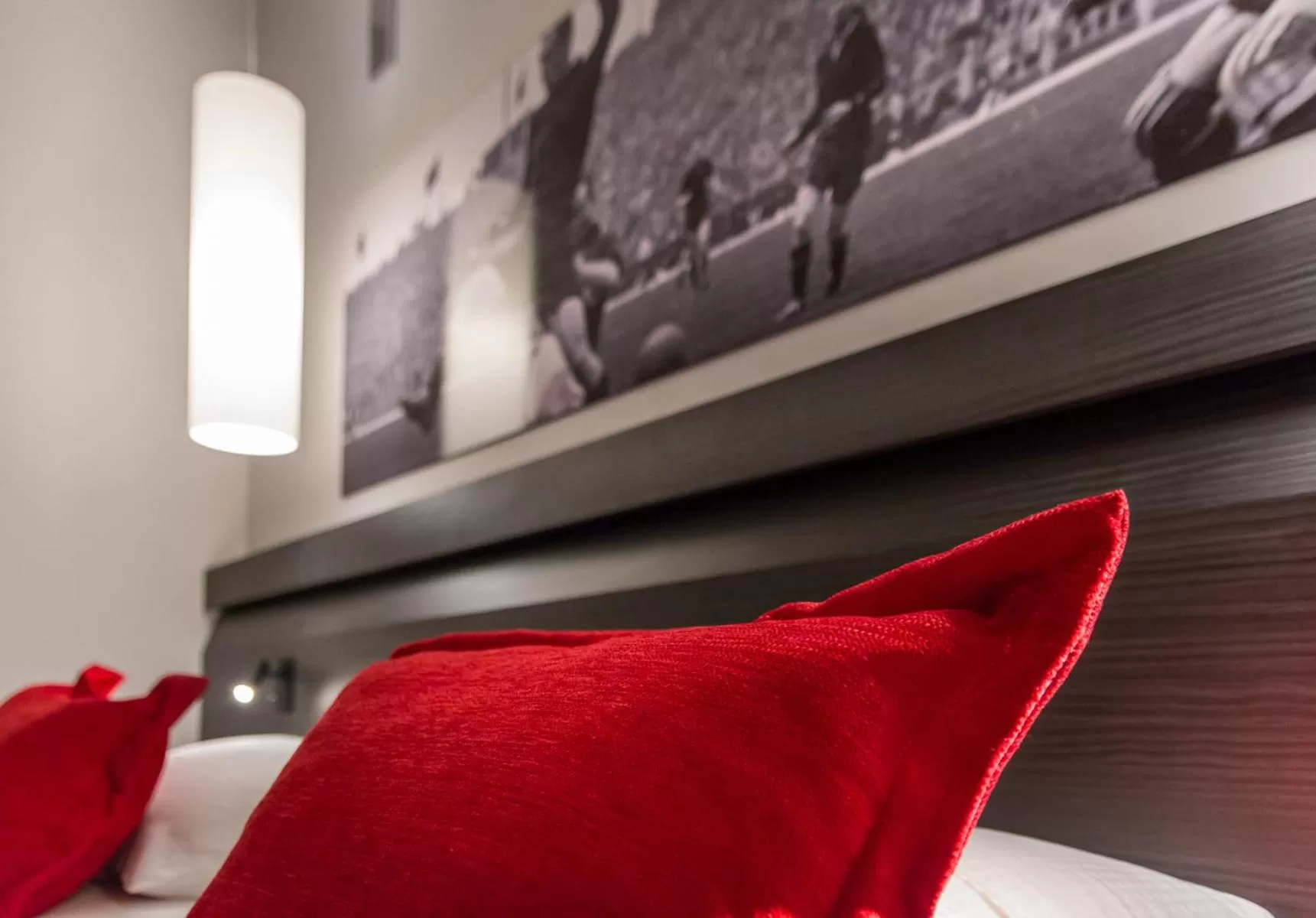 Photo of the whole room, Bed in Martin's Red