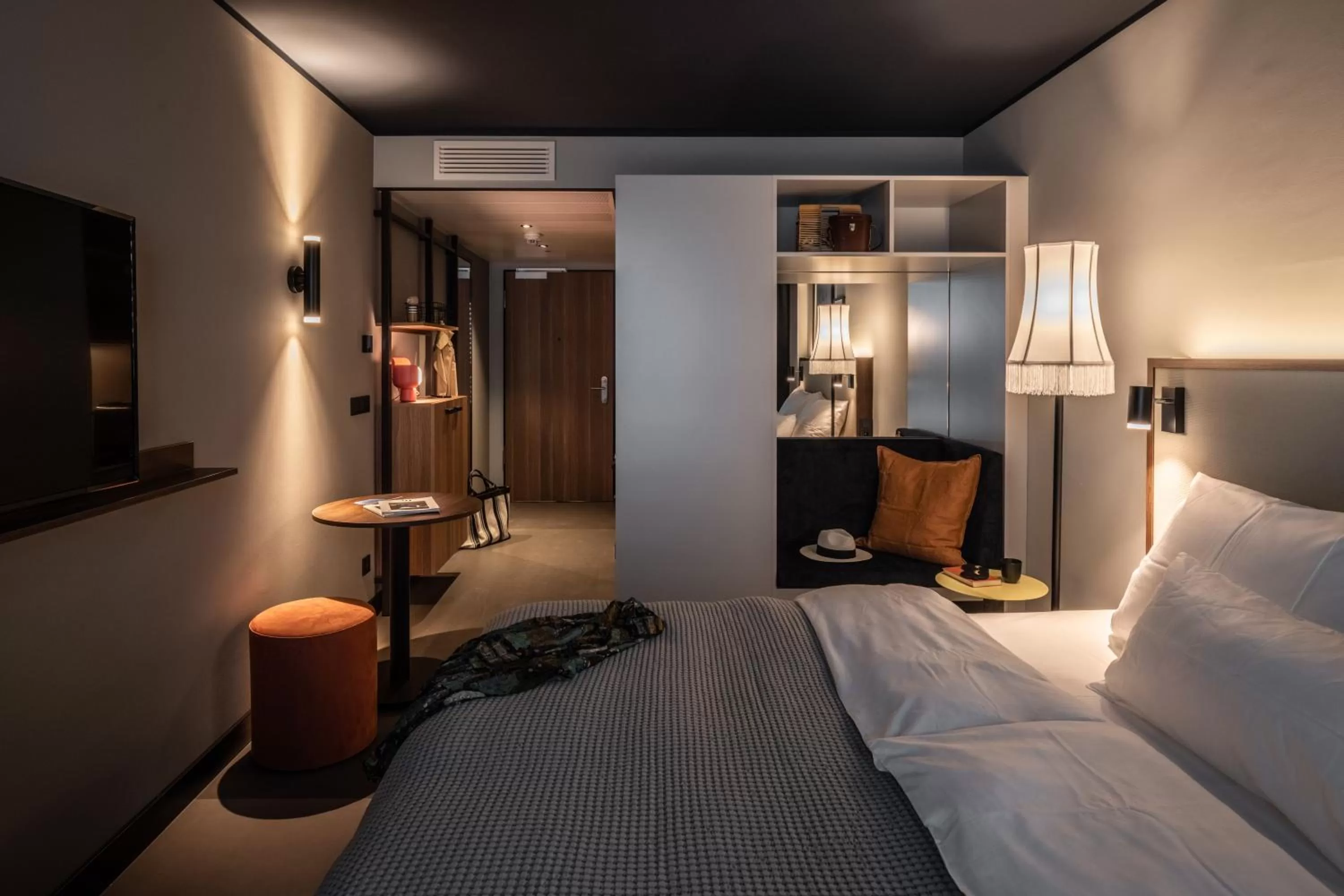 Photo of the whole room, Bed in Revo Munich