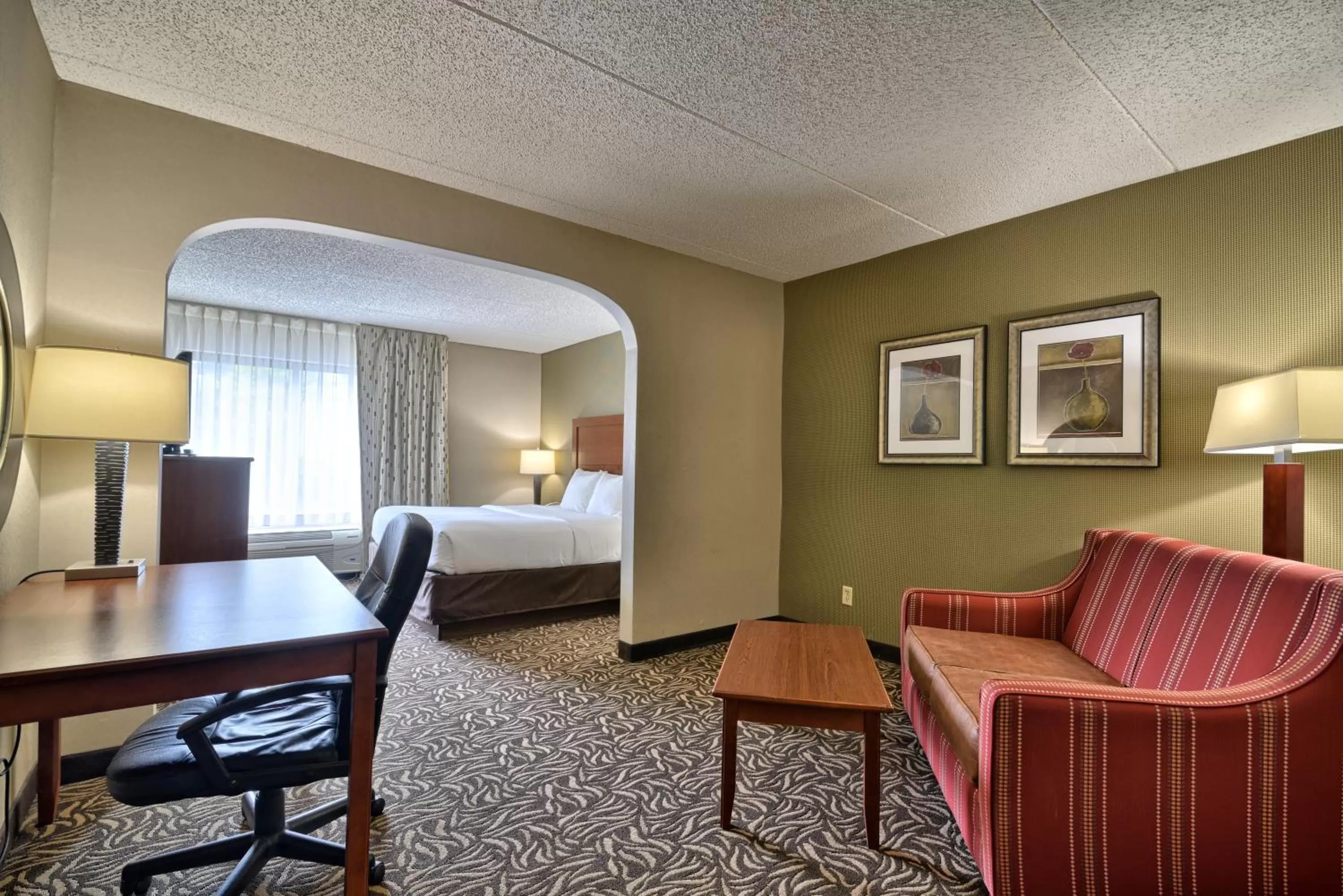 Seating area in Clarion Inn & Suites Cortland - University Area