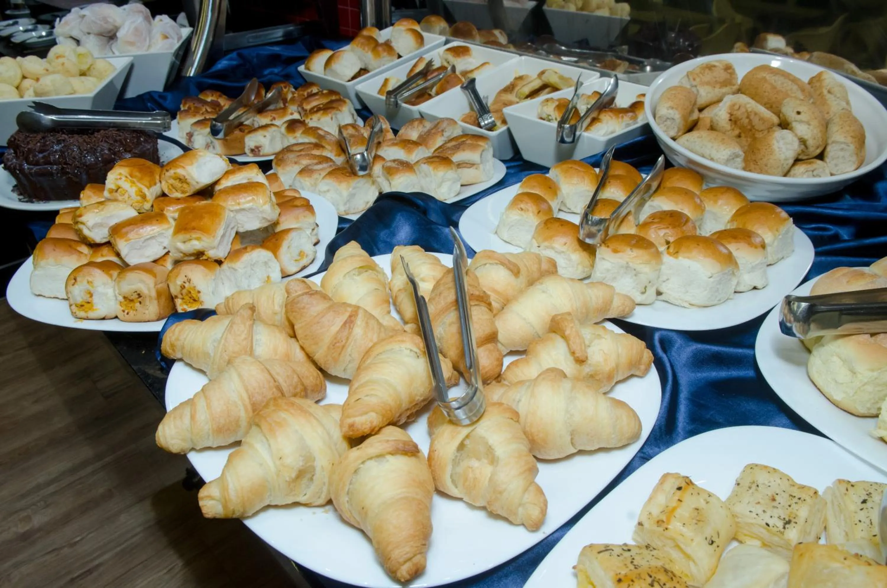 Buffet breakfast in Ímpar Suítes Expominas