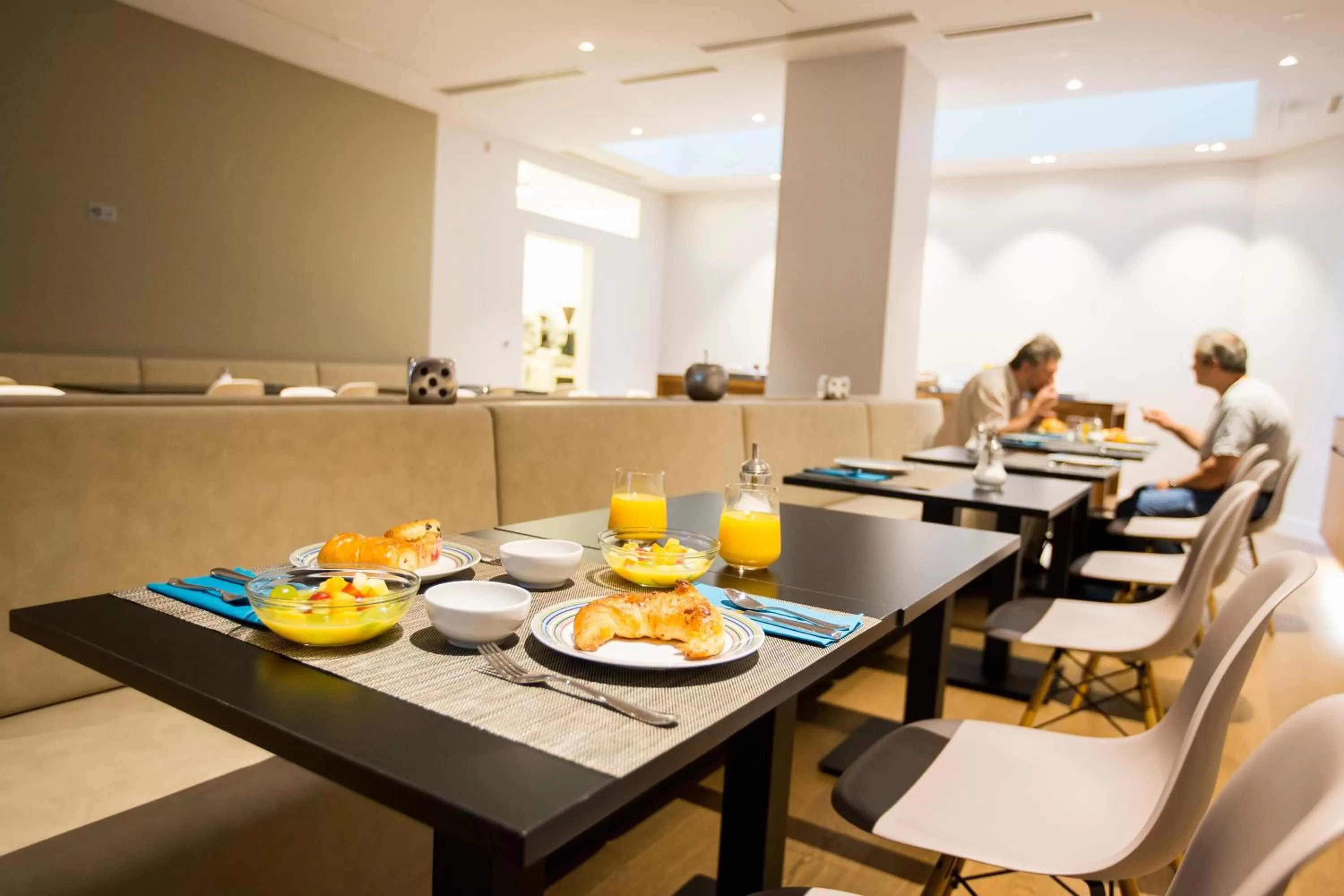 Restaurant/places to eat in Hôtel des Voyageurs Boutique