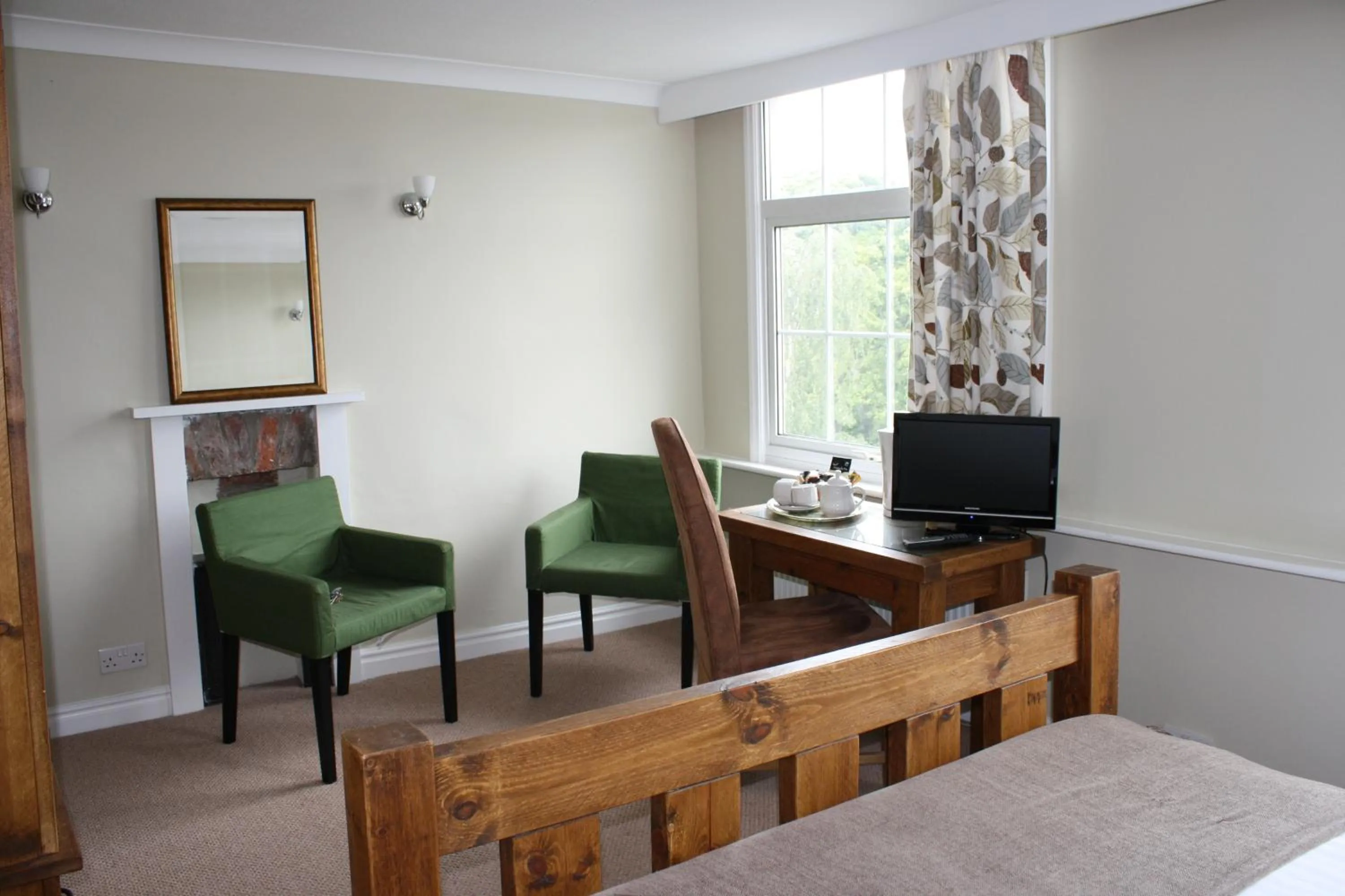 TV and multimedia in Holmwood House Guest Accommodation