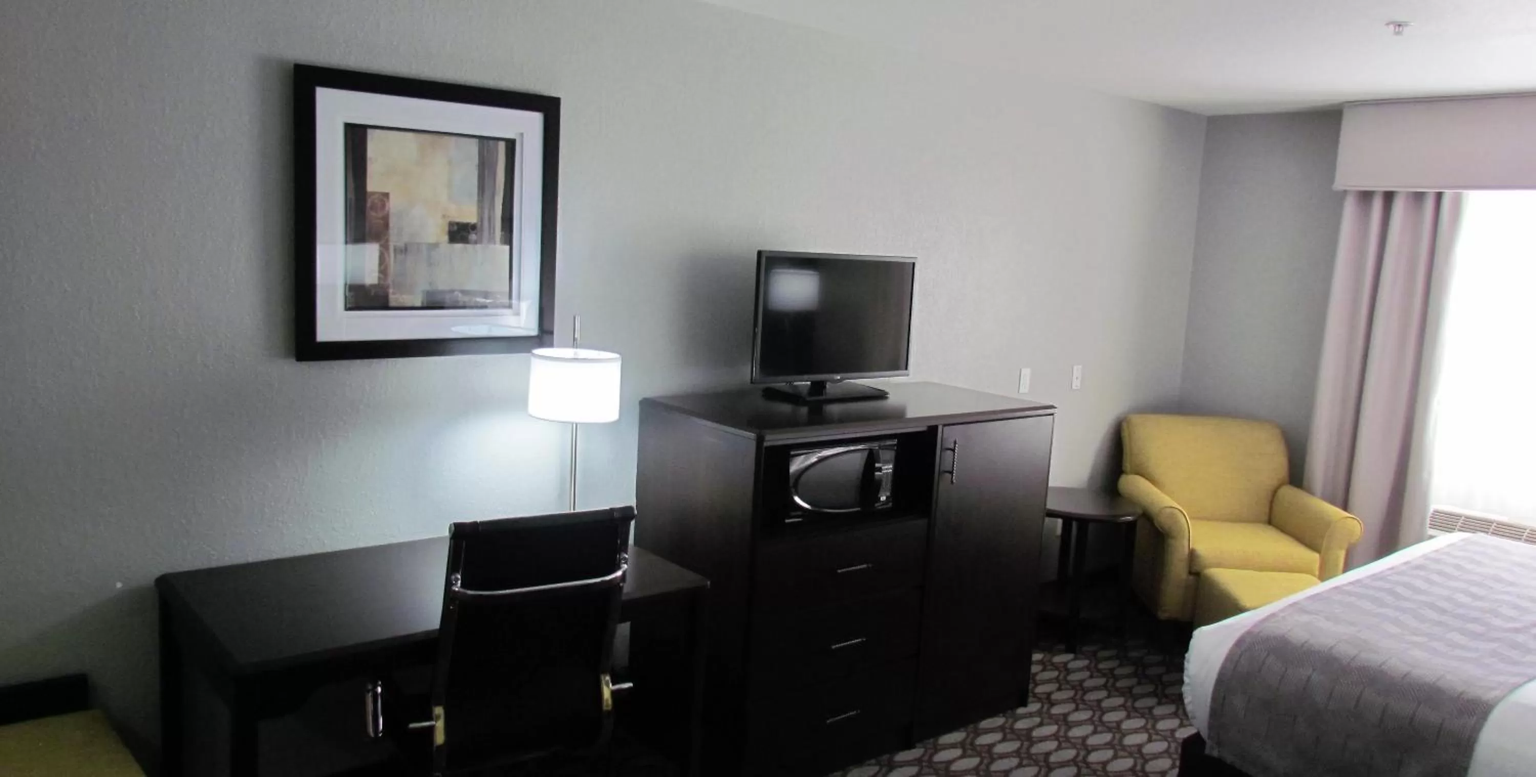 TV and multimedia, Bed in Oak Hill Inn & Suites
