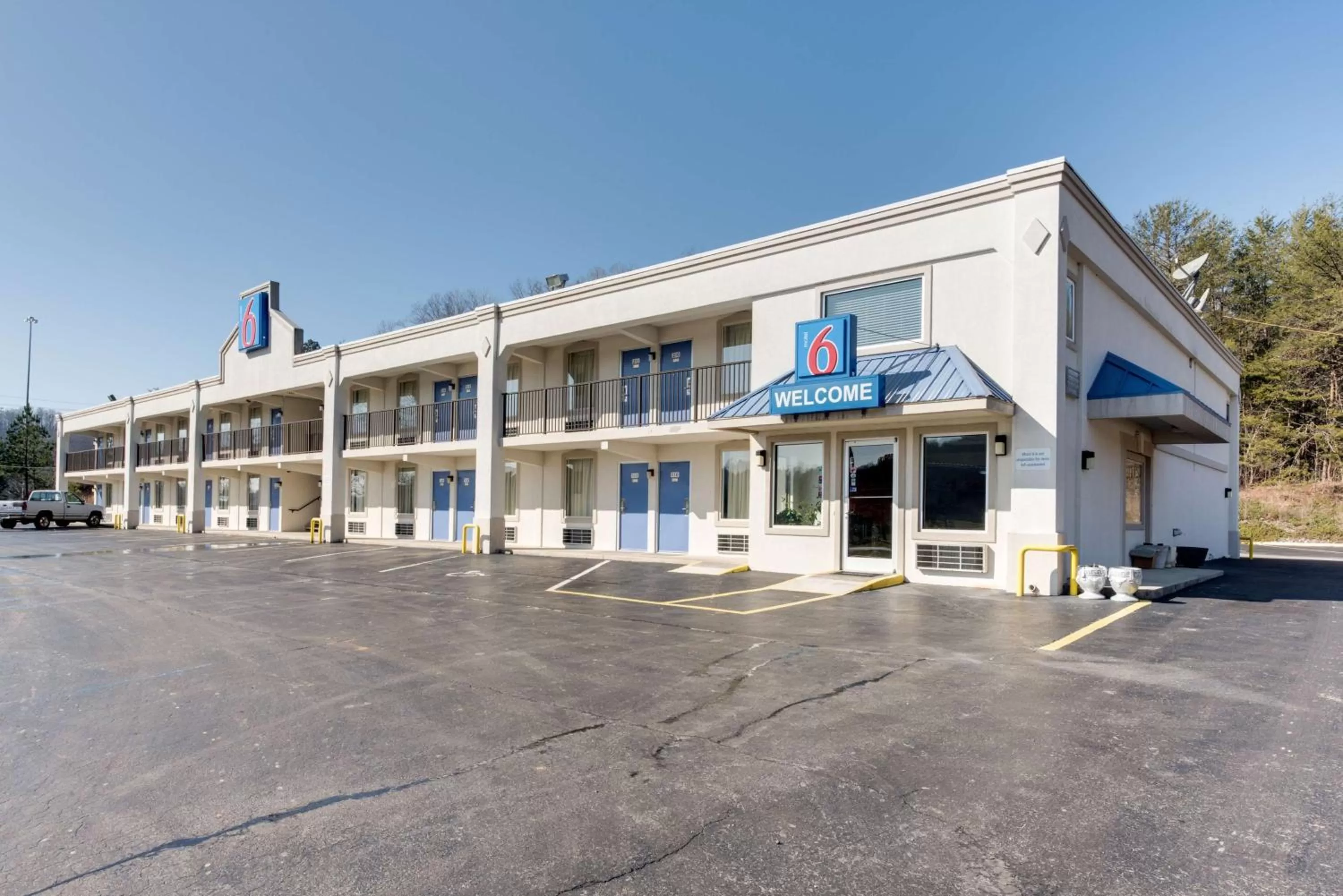 Property building in Motel 6-Kingston, TN