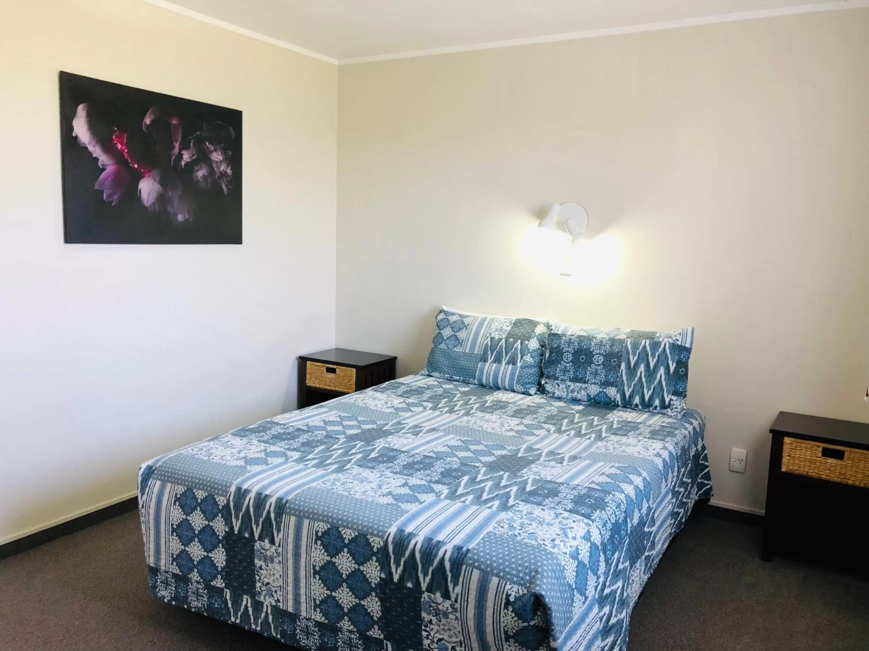 Bedroom, Bed in Red Rock Thermal Motel - Mineral Pool