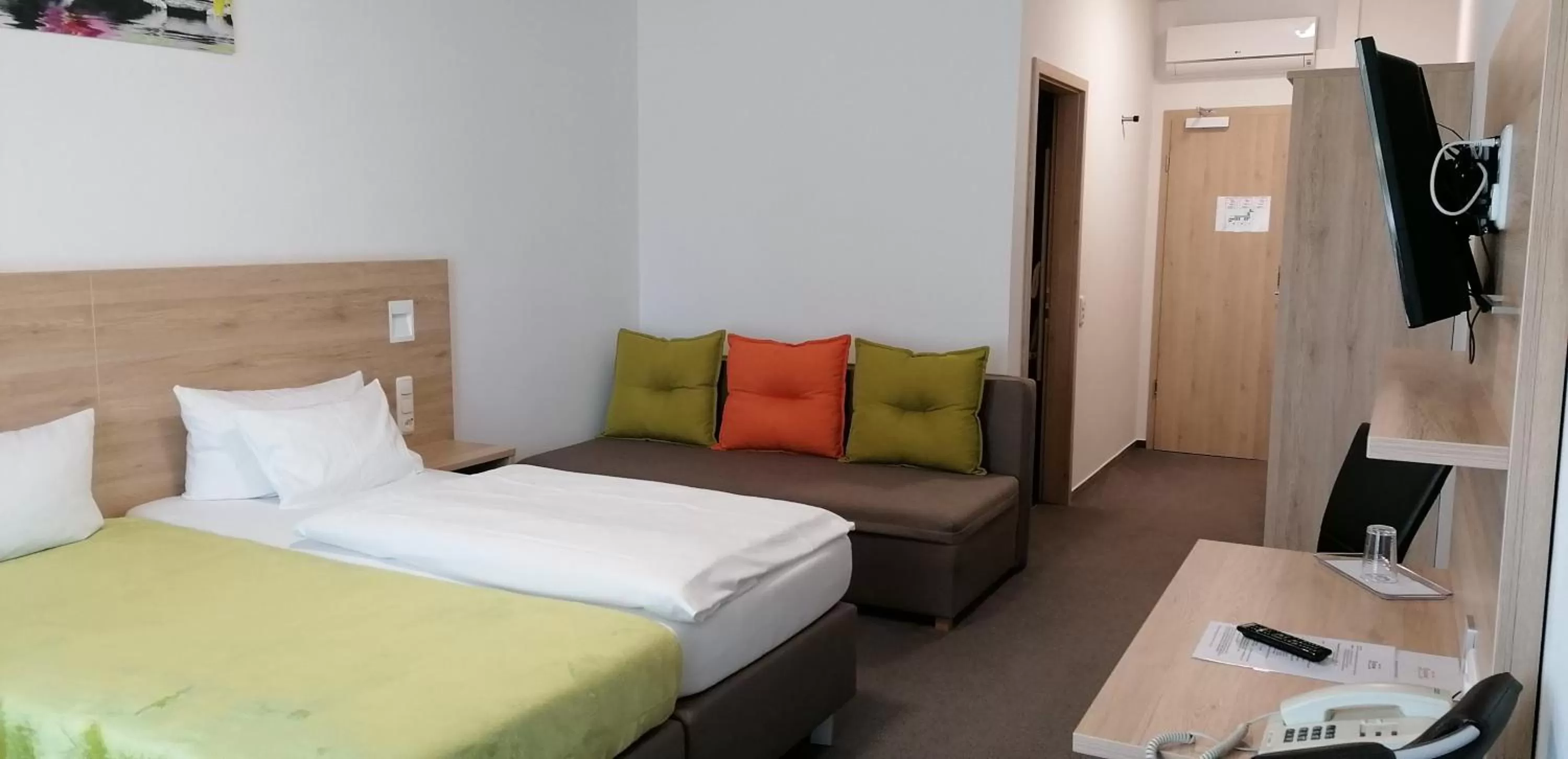 Photo of the whole room, Bed in Gasthaus Pension Rezatgrund