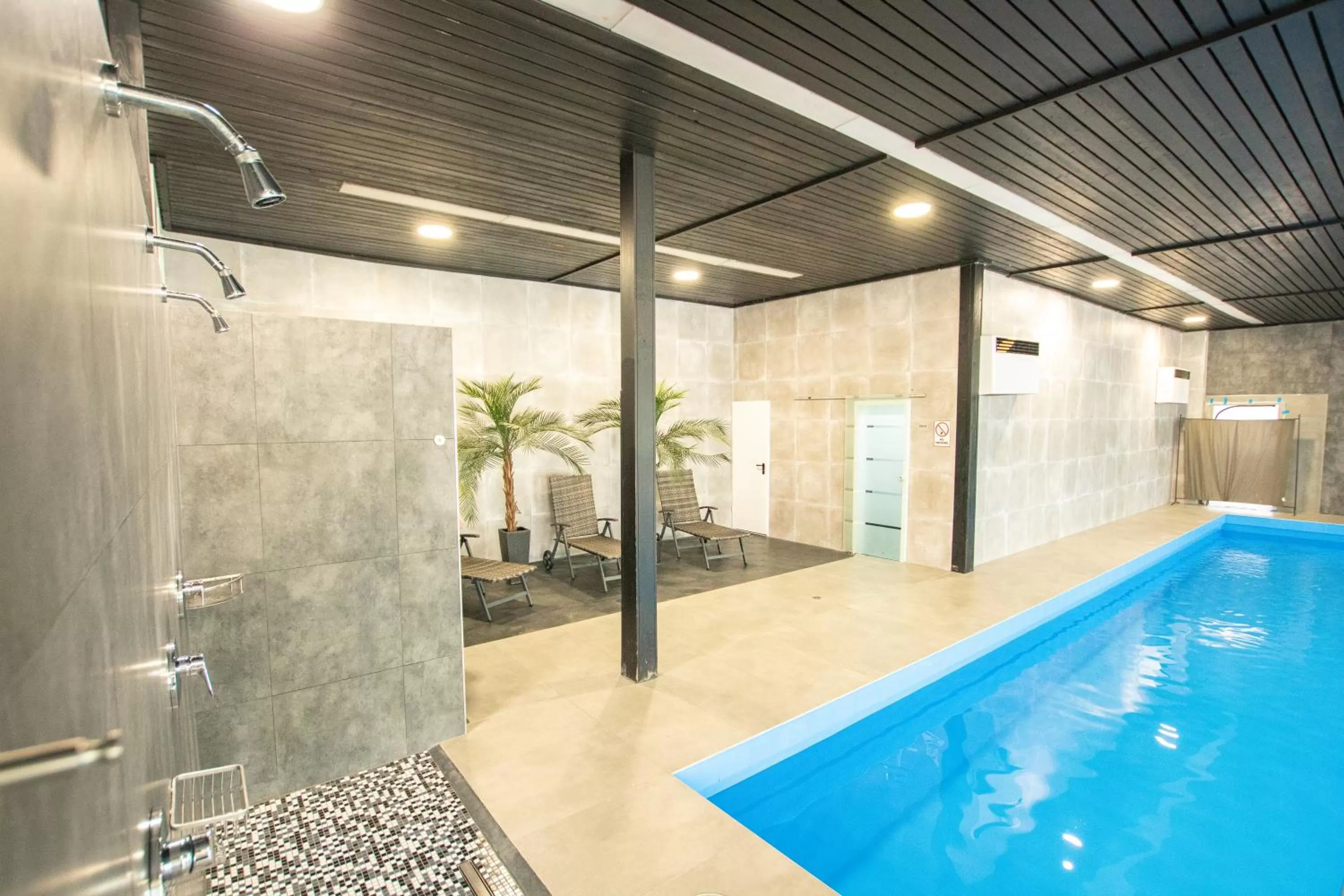 Pool view in El Capitan nähe Movie Park