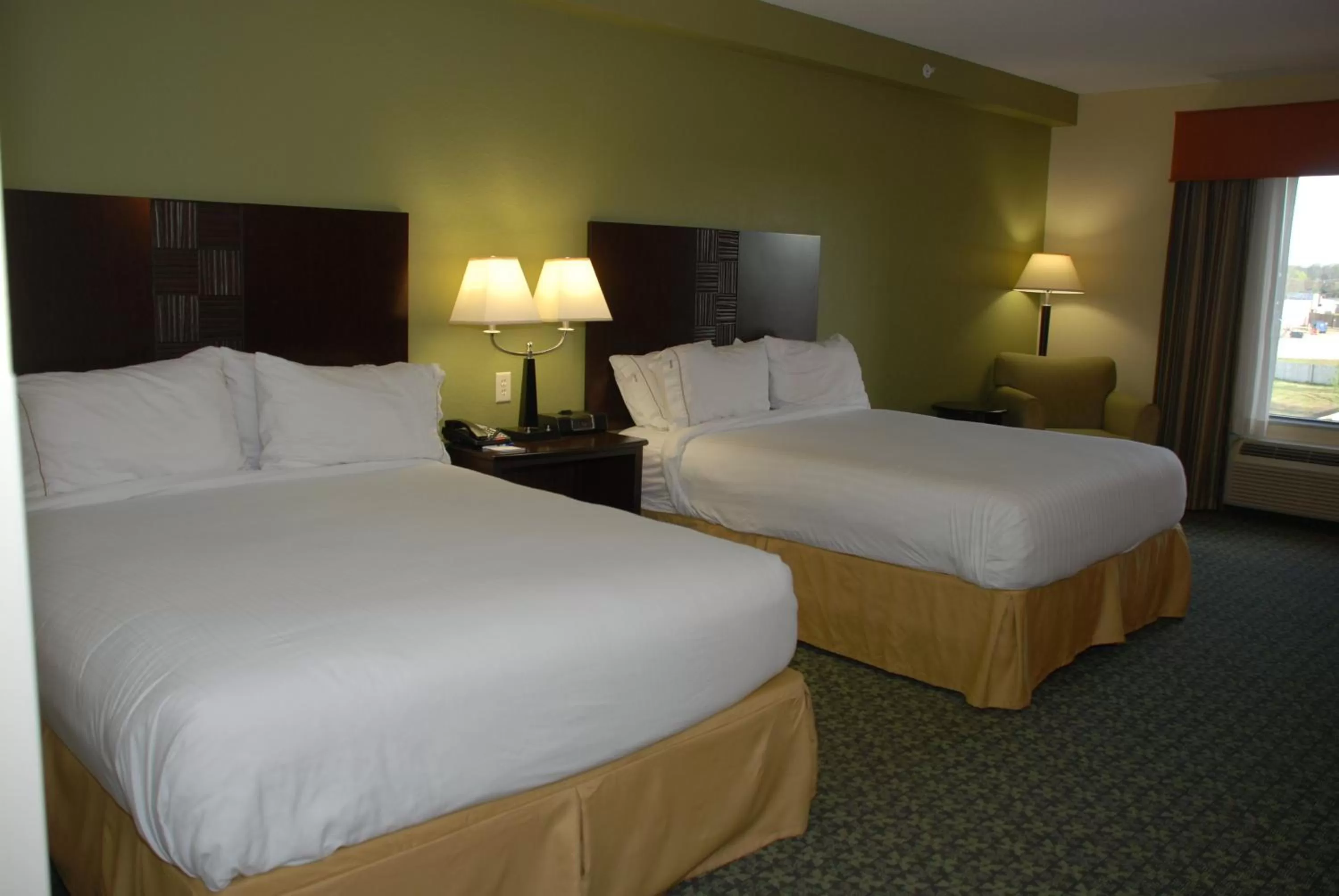 Photo of the whole room, Bed in Holiday Inn Express & Suites Covington by IHG