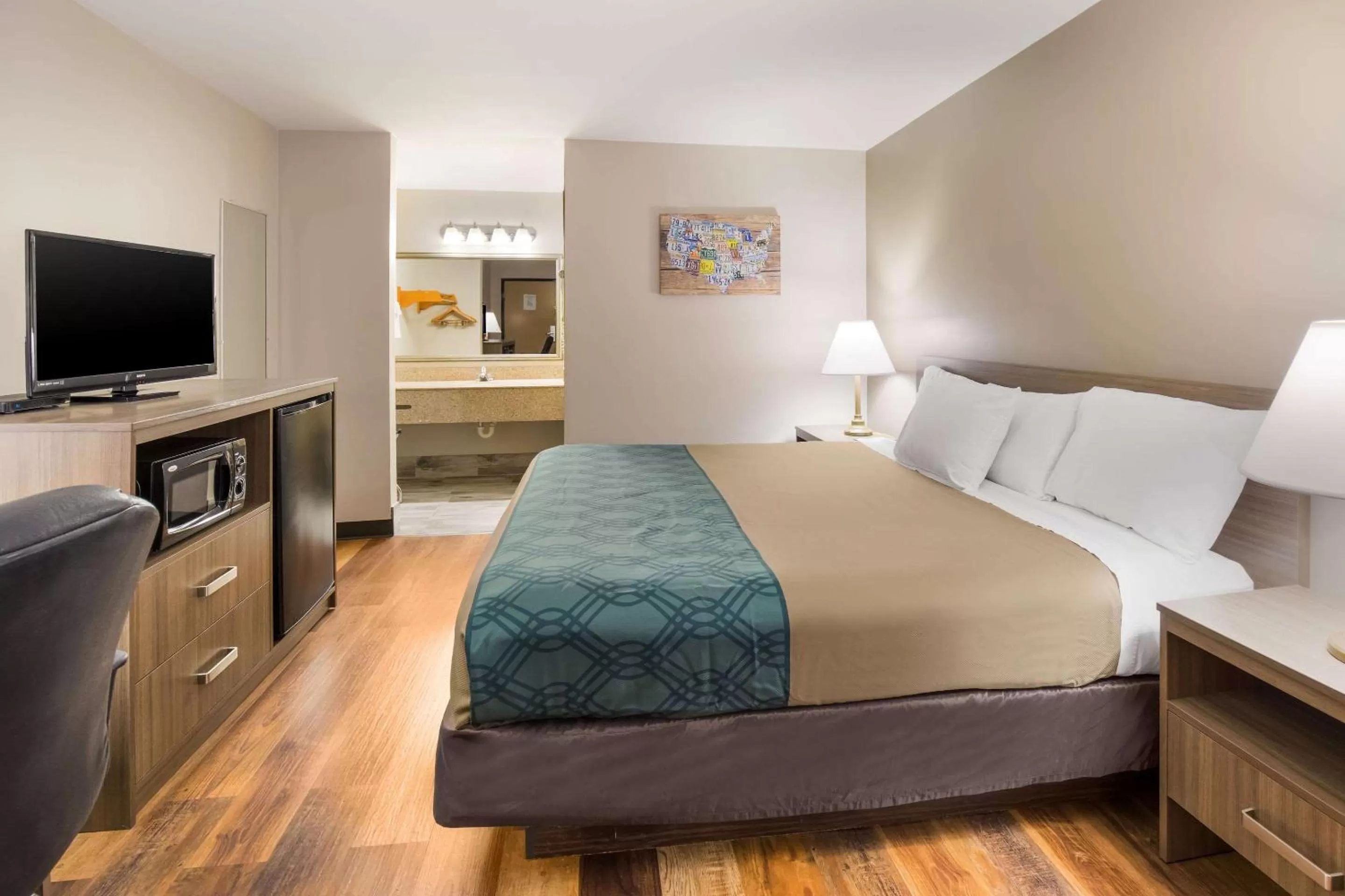 Bedroom, Bed in Econo Lodge Hendersonville