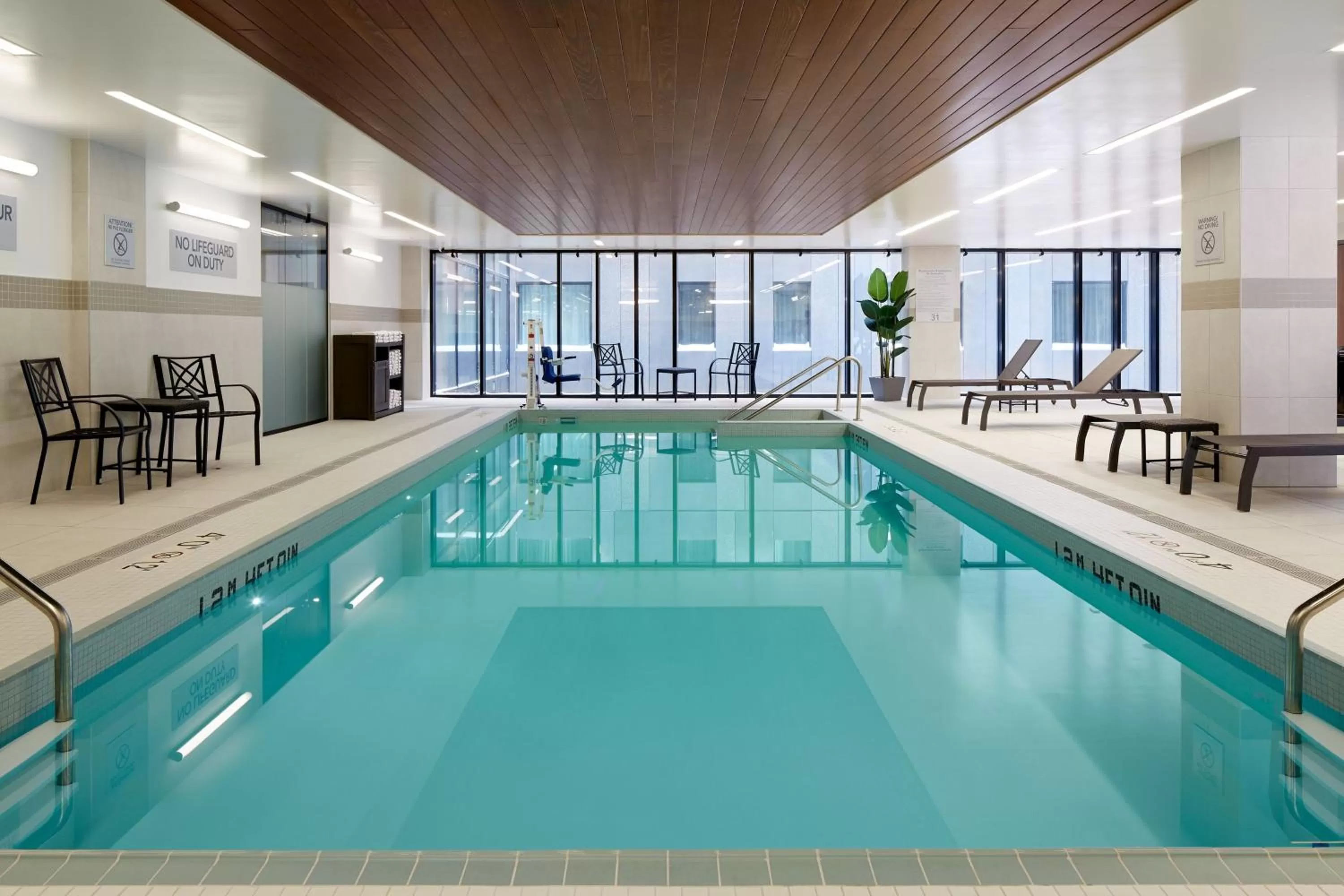 Swimming pool in Residence Inn Montreal Midtown