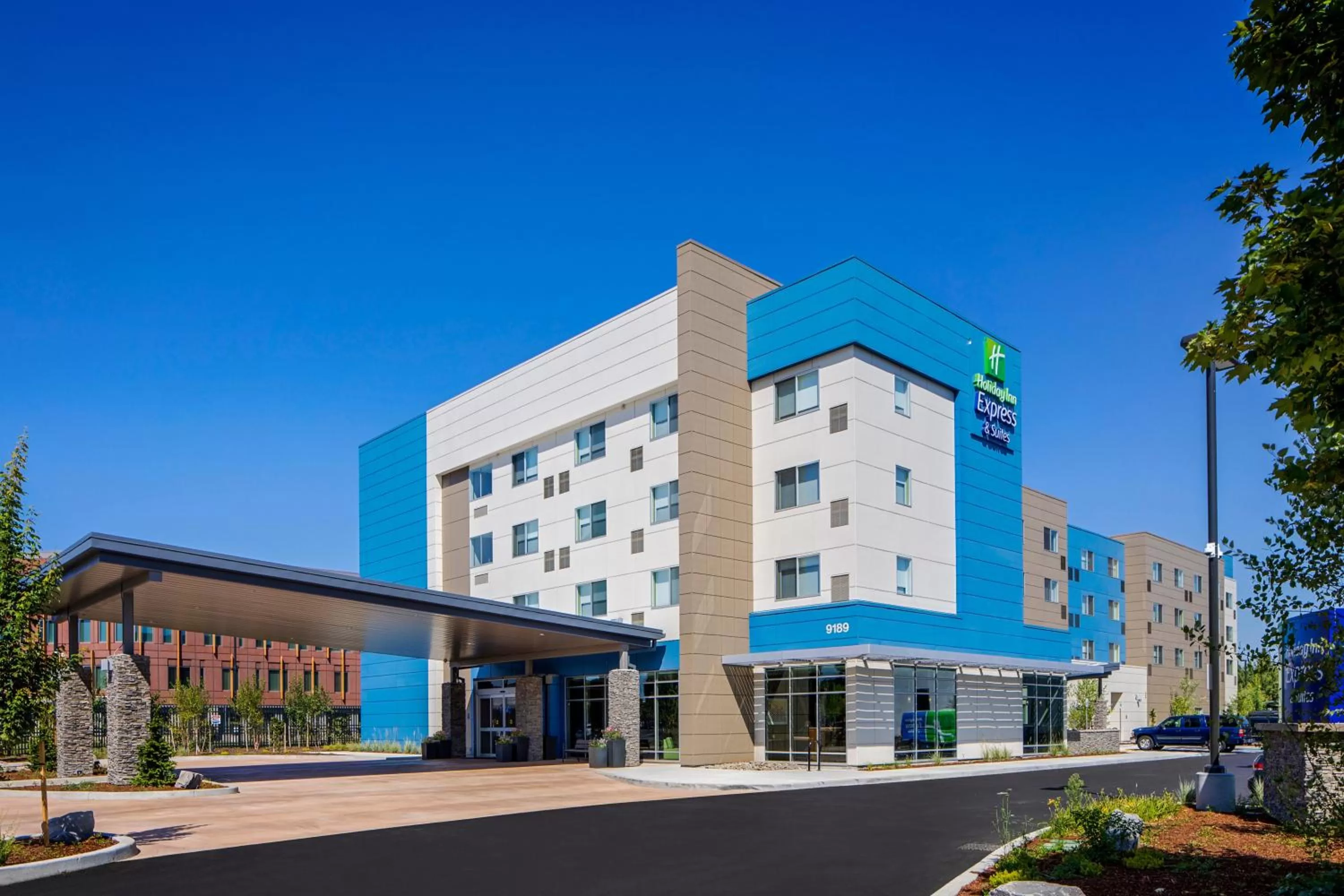 Property building in Holiday Inn Express & Suites - Portland Airport - Cascade Stn by IHG