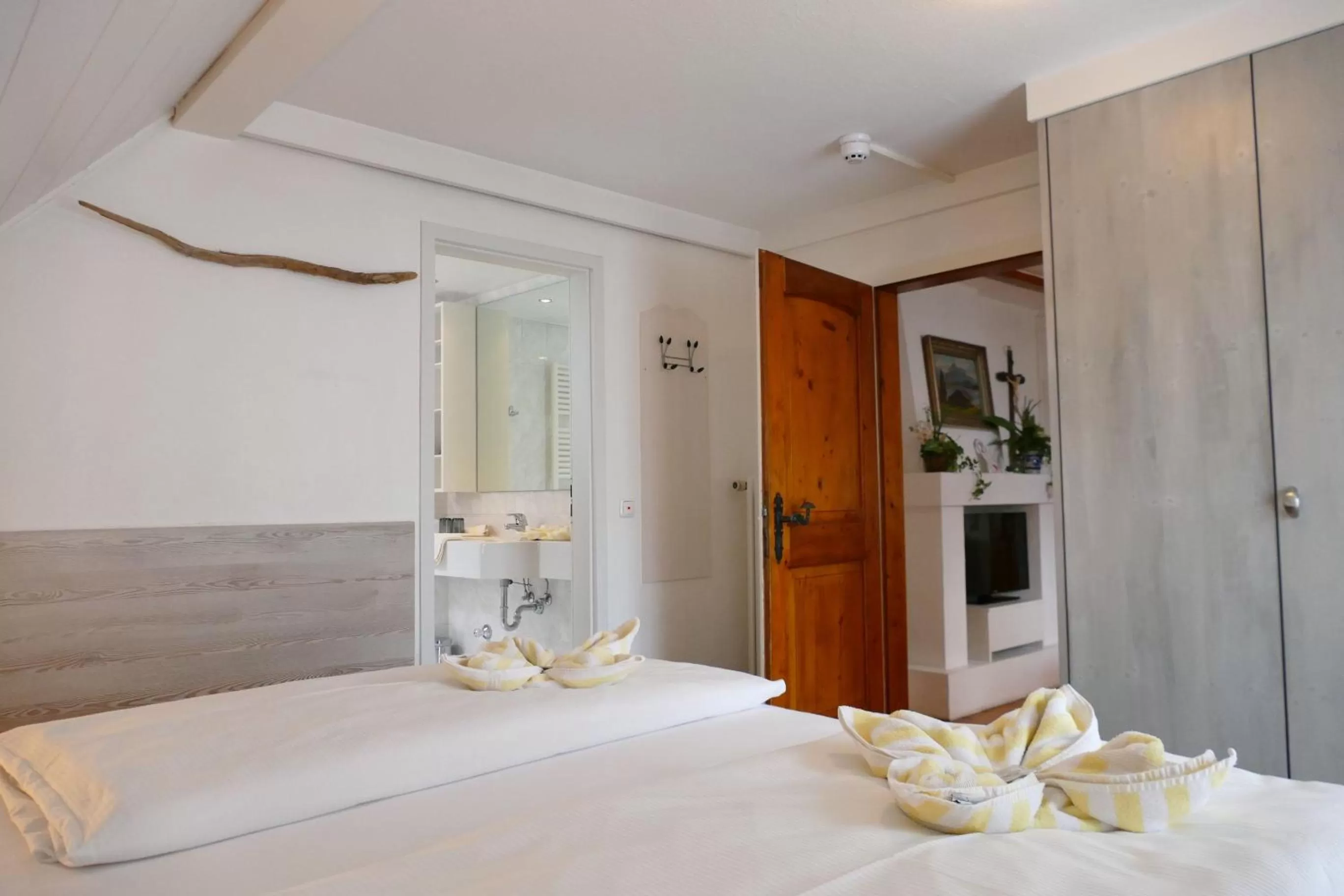 Photo of the whole room, Bed in Altstadt-Hotel Zum Hechten