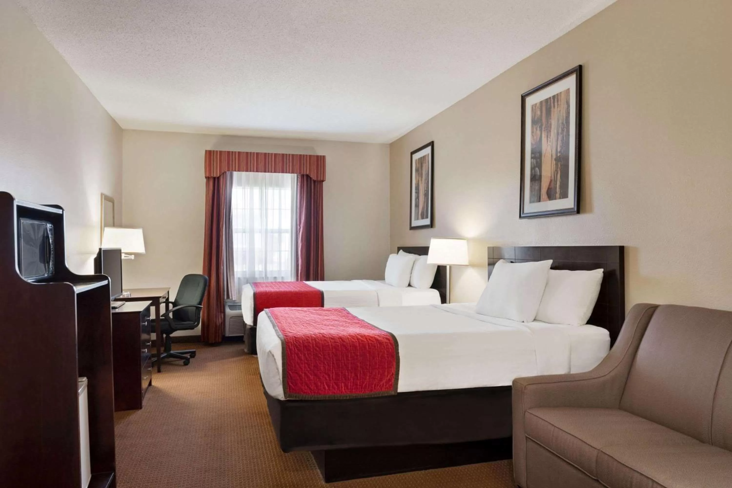 Photo of the whole room, Bed in Ramada by Wyndham Elizabethtown