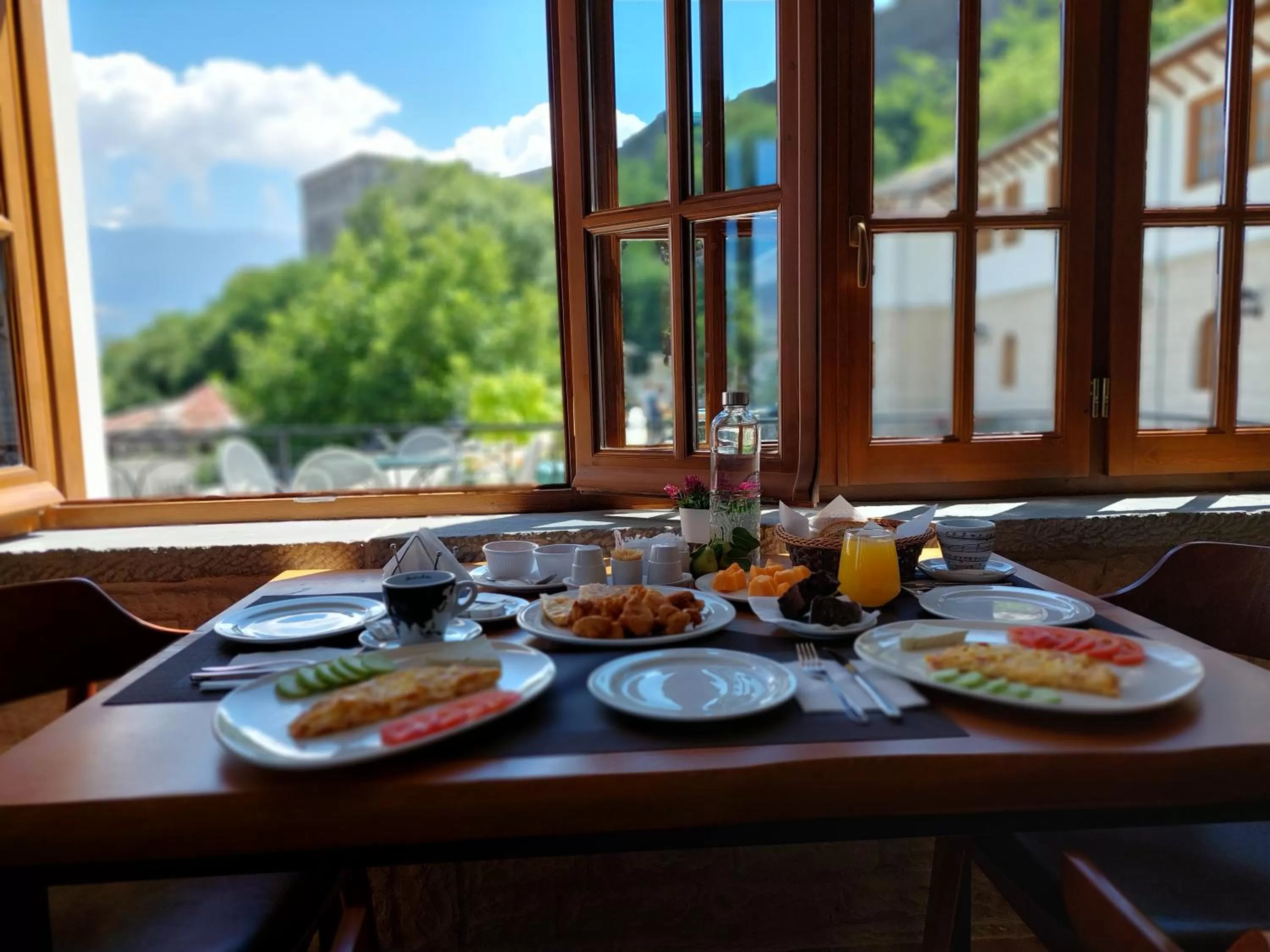 Breakfast in Rose Garden Hotel