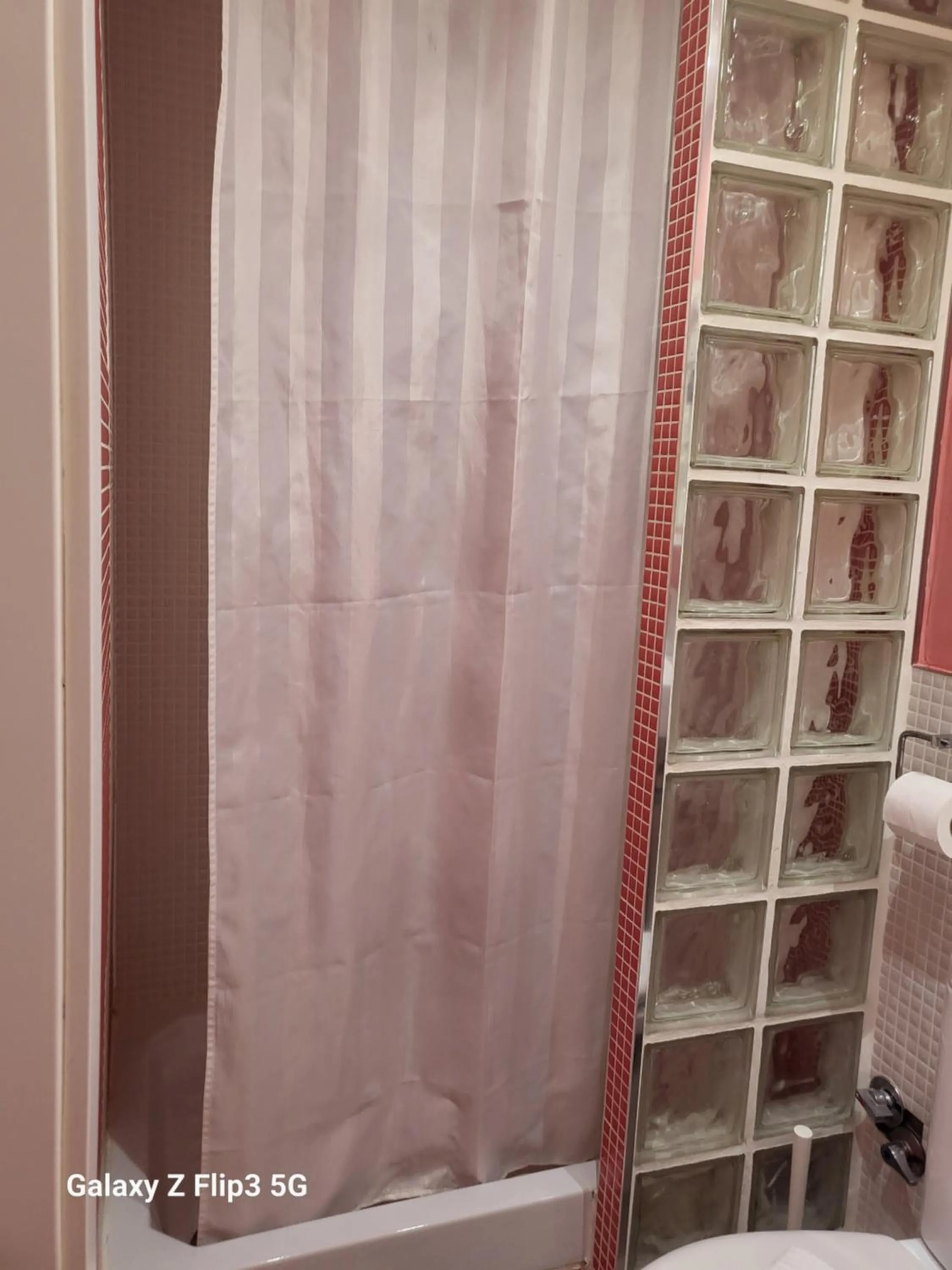 Shower in Hostal Inn Madrid