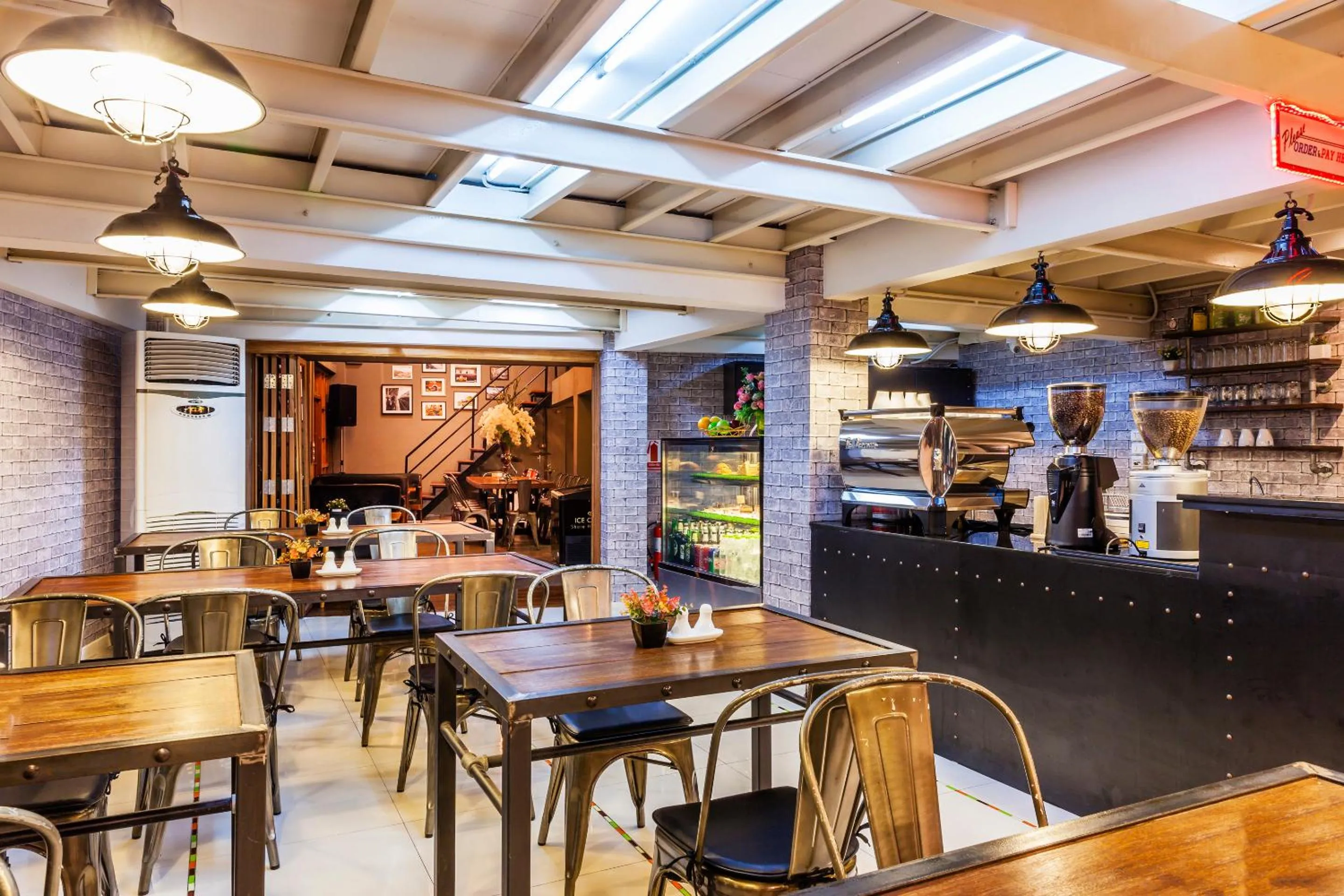 Restaurant/places to eat in At Hua Lamphong Hotel