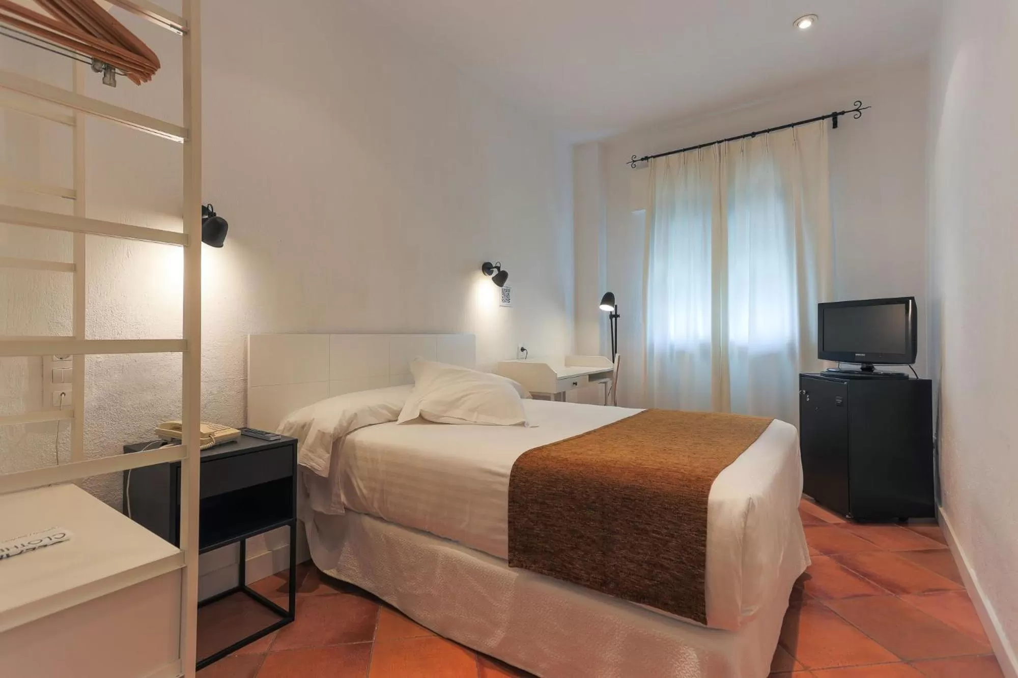 Photo of the whole room, Bed in Los Cantaros