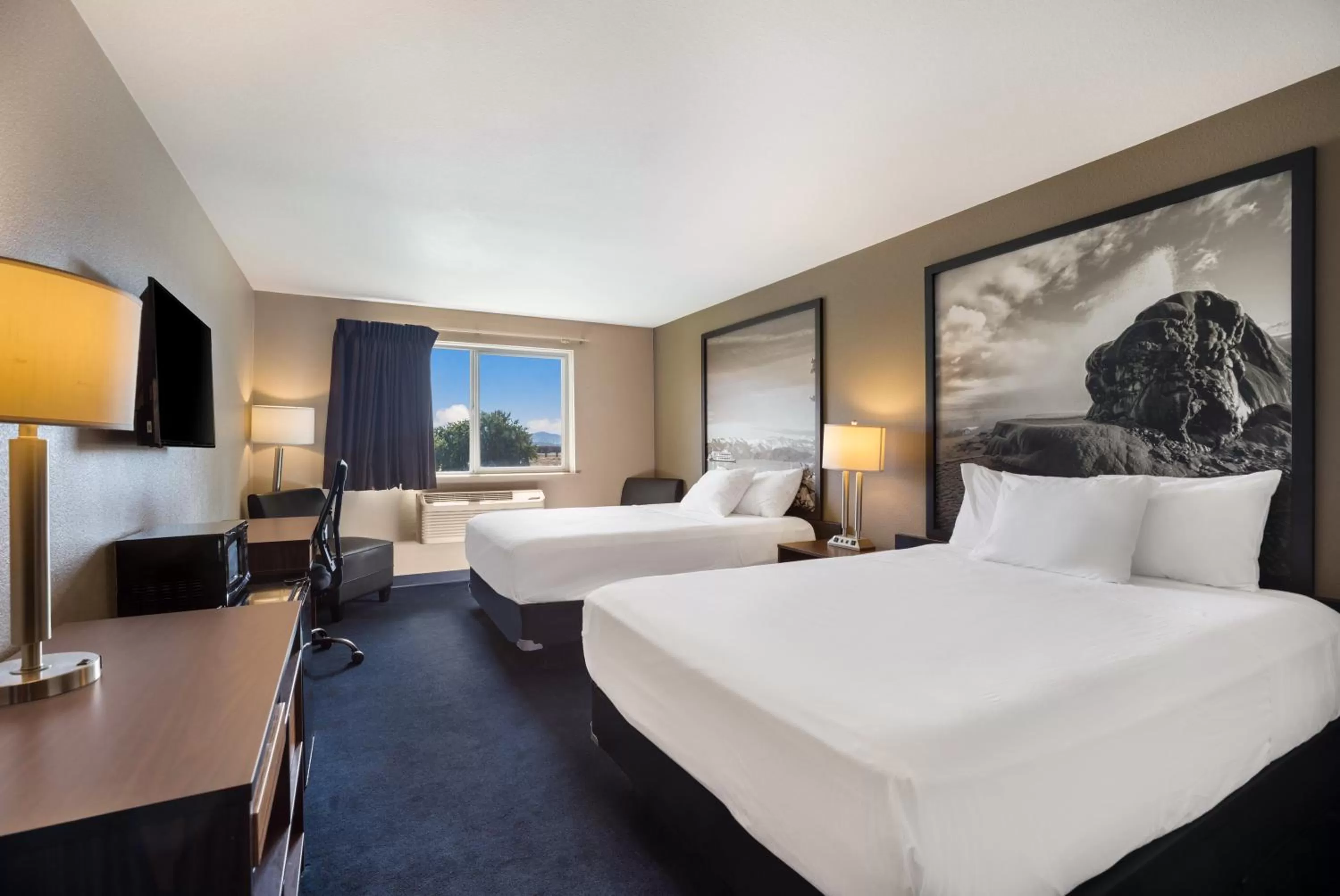 Bed in Americas Best Value Inn Sparks