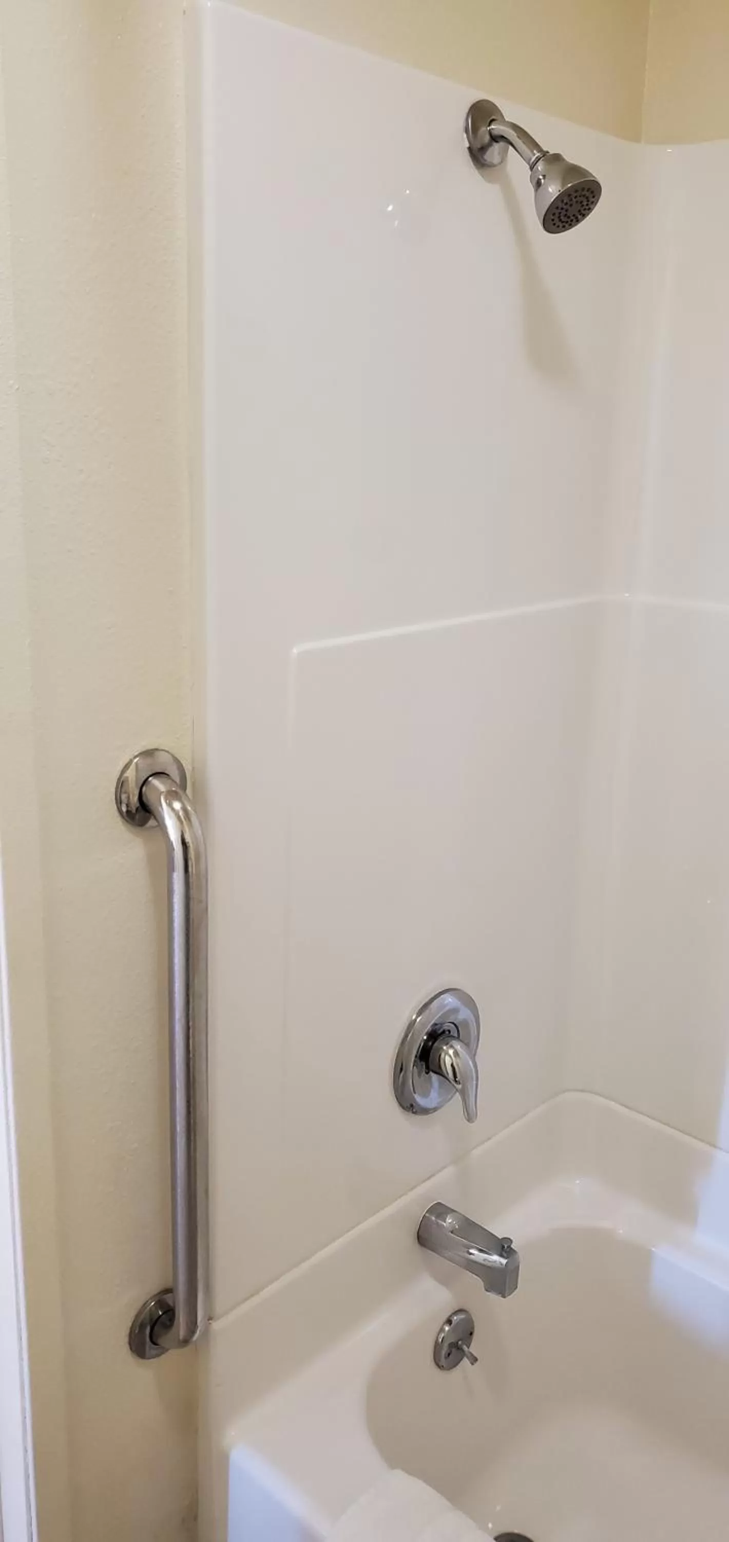 Bath in Anaheim National Inn